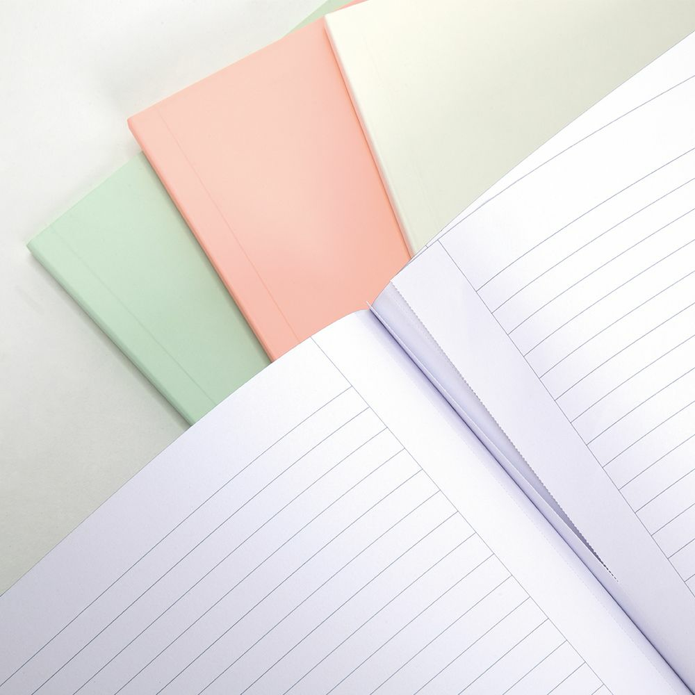Offenes Notizbuch mit liniertem Papier. Pastellfarbene Notizbücher im Hintergrund.