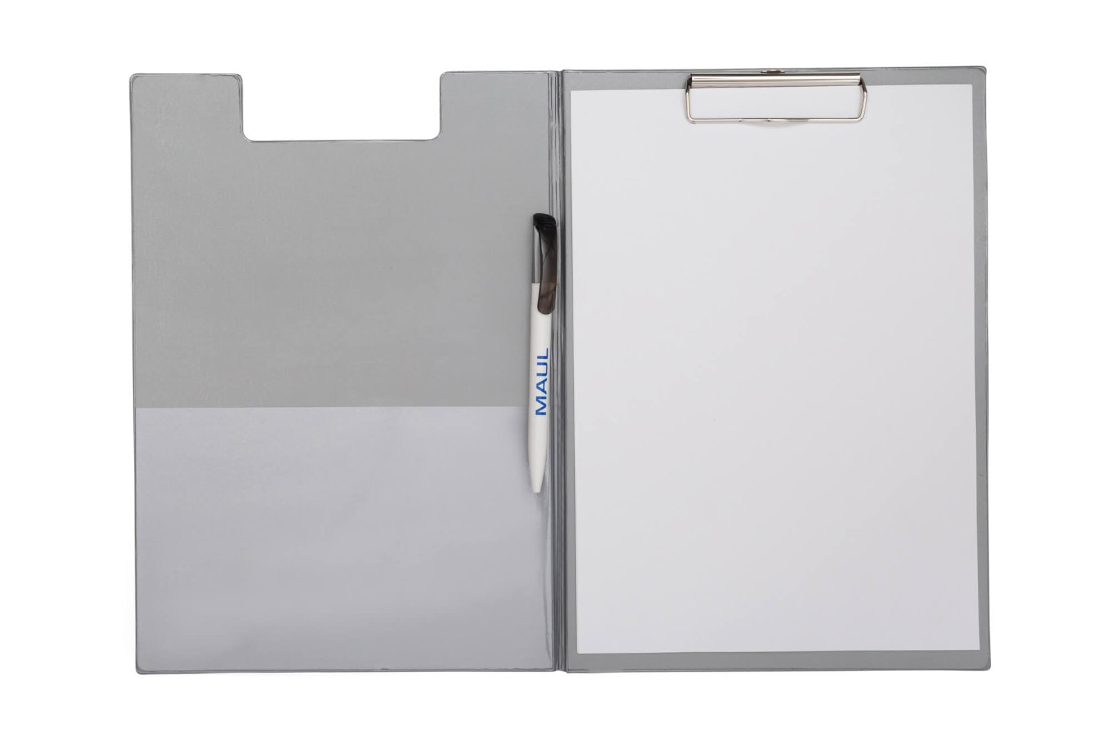Ein graues Klemmbrett mit Stift, Tasche und weißem Papier auf weißem Hintergrund.