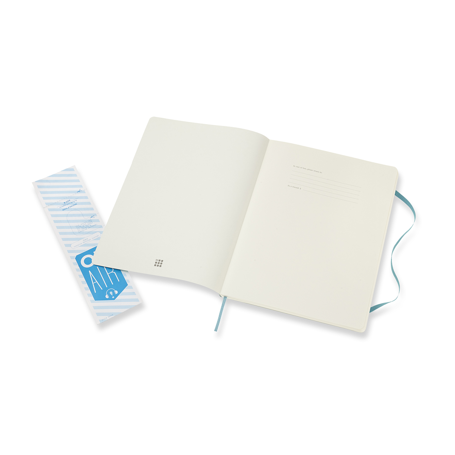 Offenes Notizbuch und ein blau-weiß gestreifter Lesezeichen. Leere Seiten und ein blaues Gummiband.