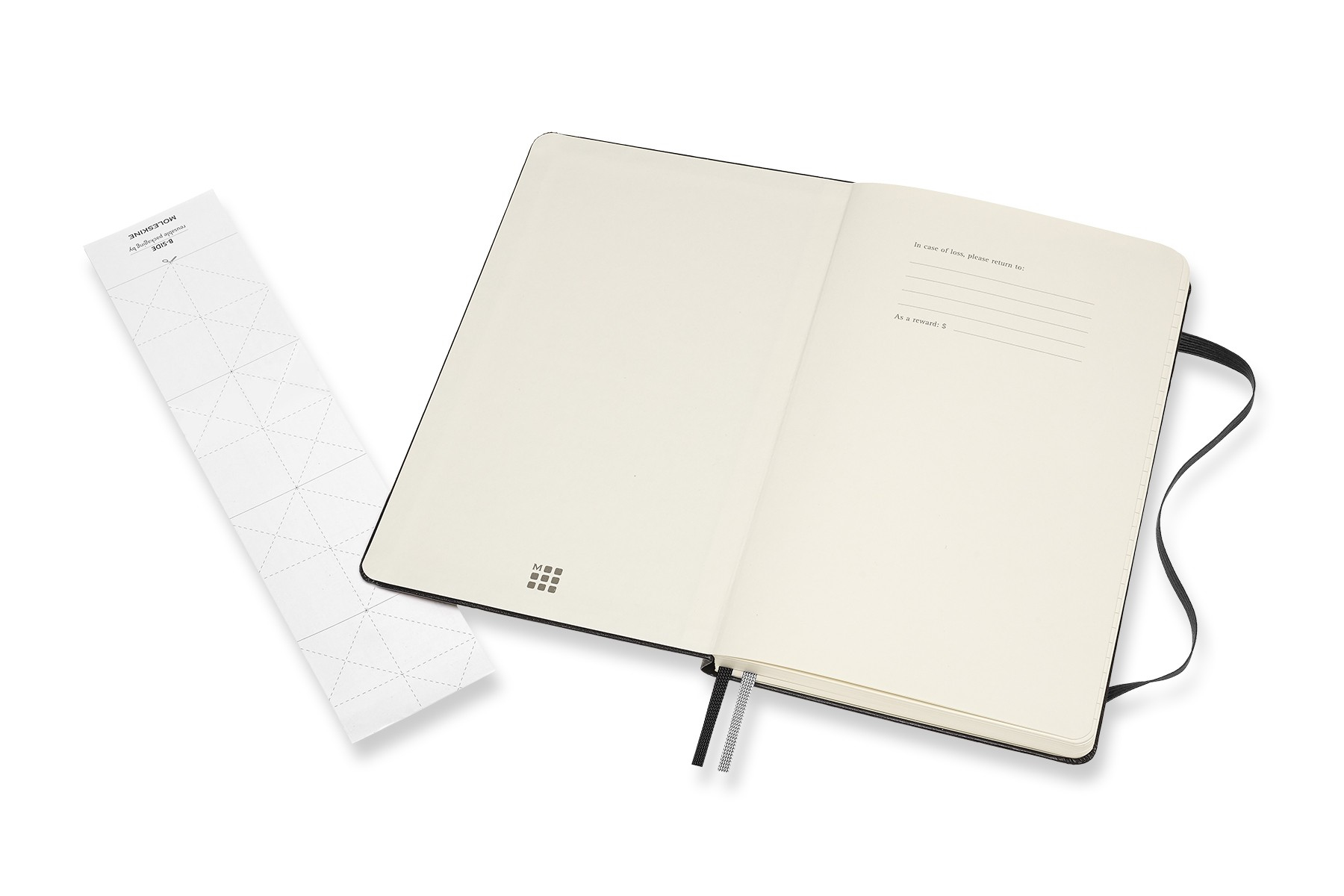 Otwarty czarny notatnik Moleskine z tasiemką i wydrukowanym papierem obok.