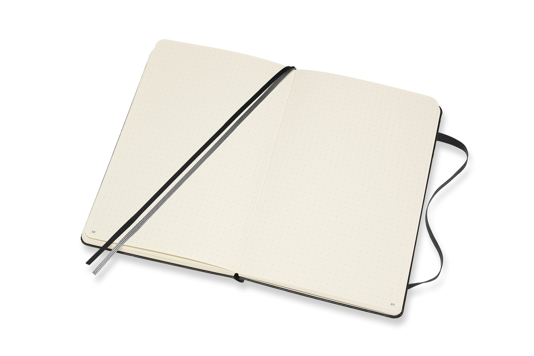 Otwarty czarny notatnik Moleskine. Puste strony z kropkowanymi liniami. Wstążka obecna.