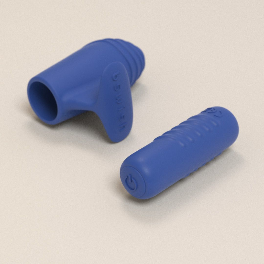 Dwa niebieskie wibratory na jasnobeżowym tle. Jeden jest otwarty.