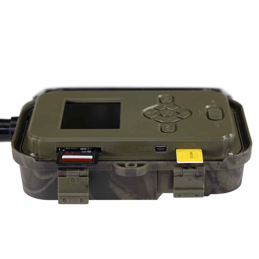 Nahaufnahme einer grünen und braunen Wildkamera mit eingesetzter SD-Karte und SIM-Karte.