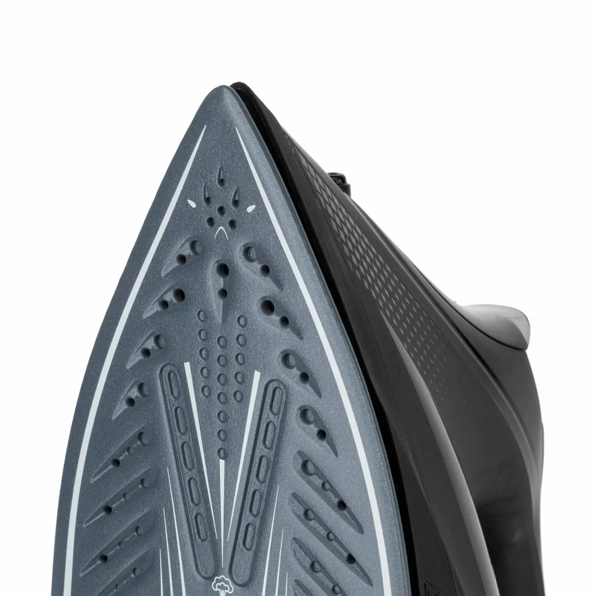 Zbliżenie szarej stopy żelazka z otworami i liniami.