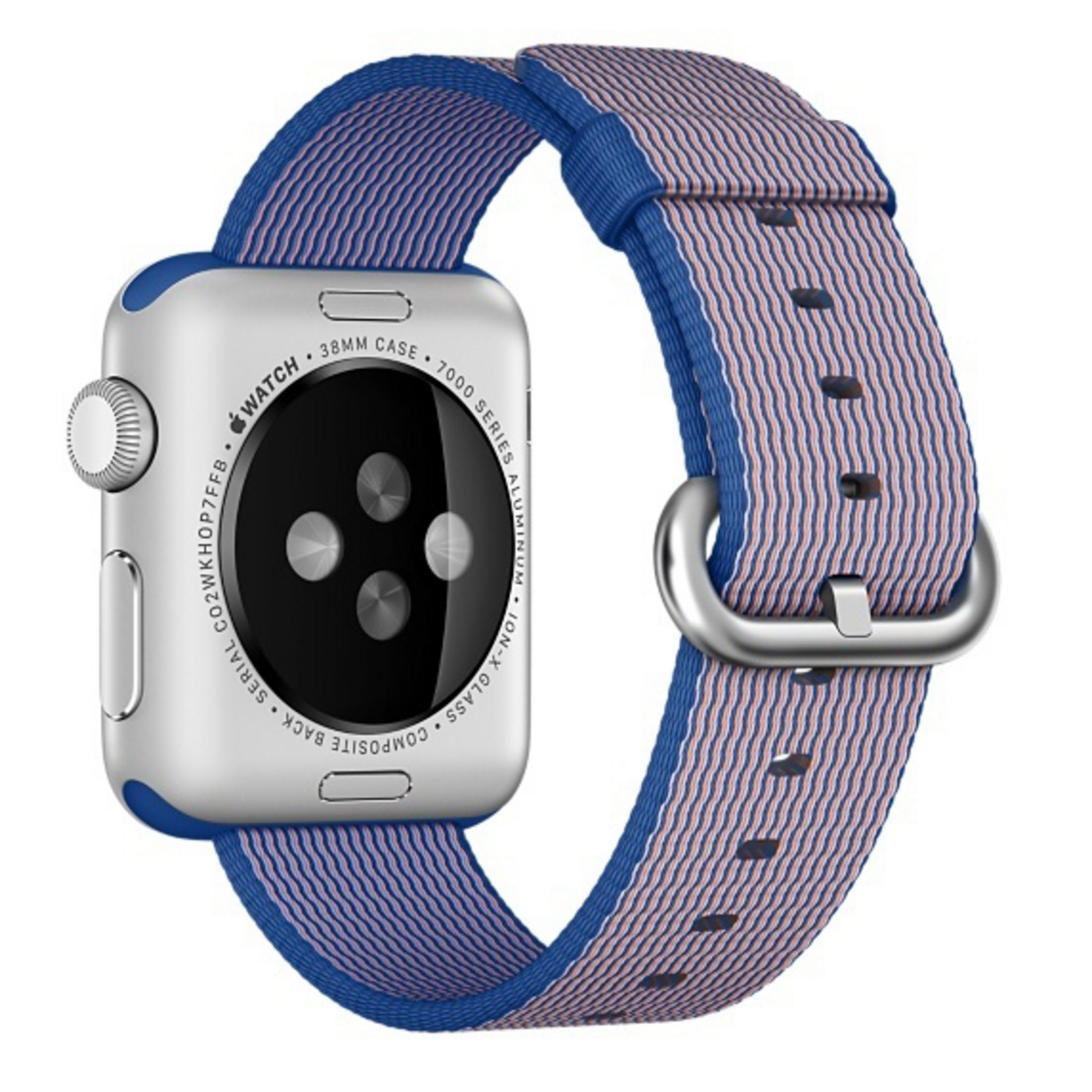 Srebrny Apple Watch z niebiesko-różowym paskiem w paski, widok z boku. Klamra jest srebrna.