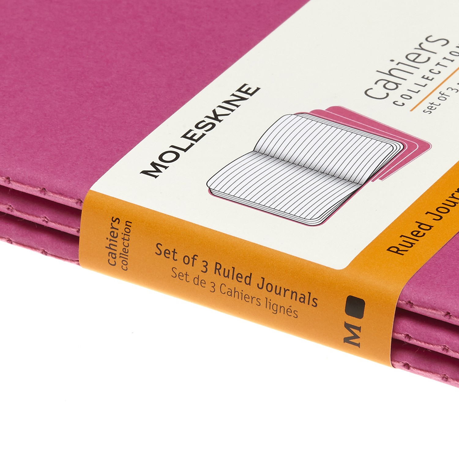 Nahaufnahme von drei pinkfarbenen Notizbüchern. Ein Markenaufkleber ist auf den Journals sichtbar.