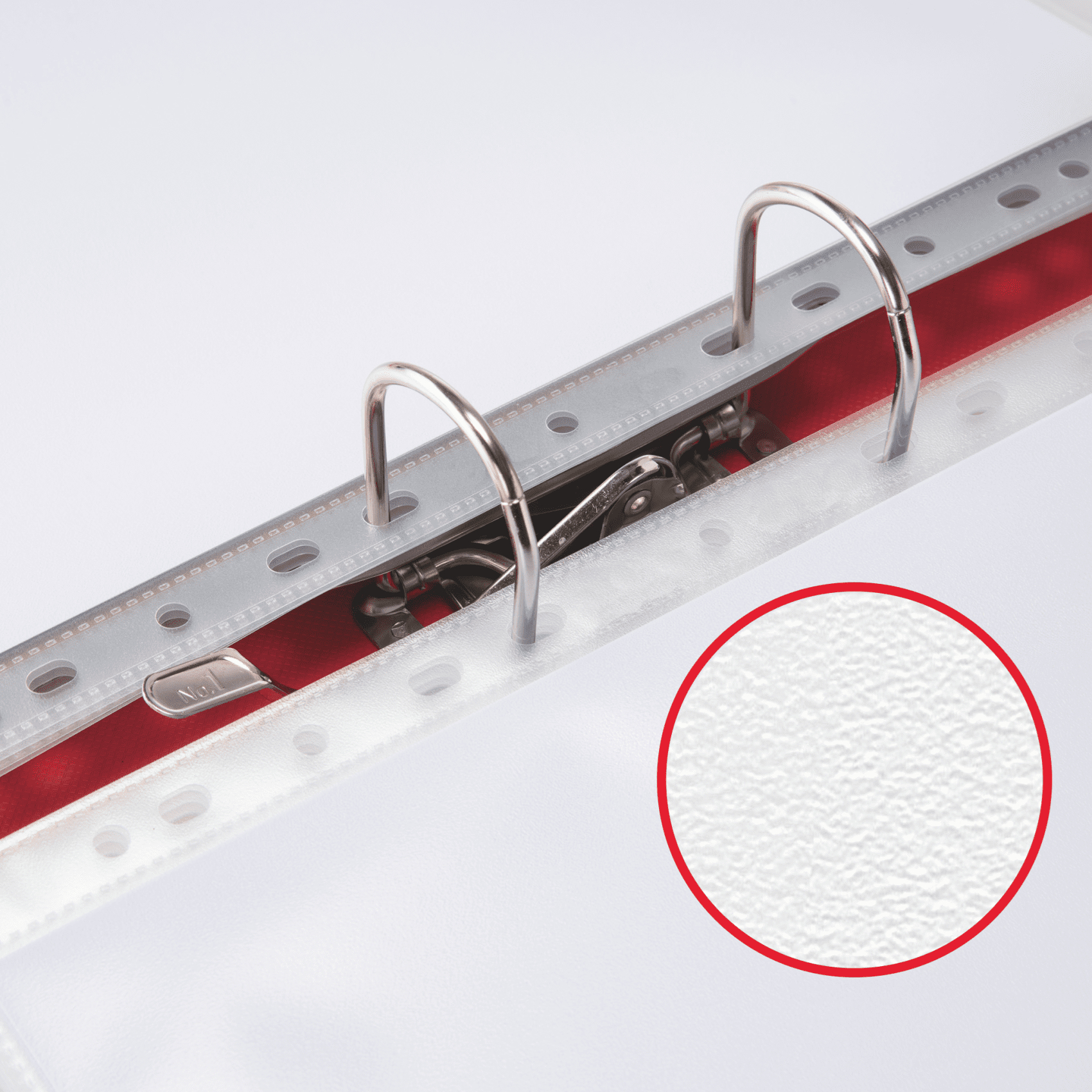 Segregator z metalowymi pierścieniami, czerwonym wnętrzem i białą okładką z otworami.