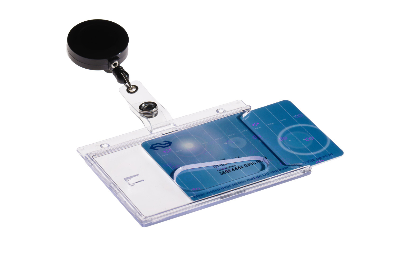 Przezroczysty plastikowy uchwyt na identyfikator z dwiema kartami w środku i chowanym zwijaczem na białym tle.
