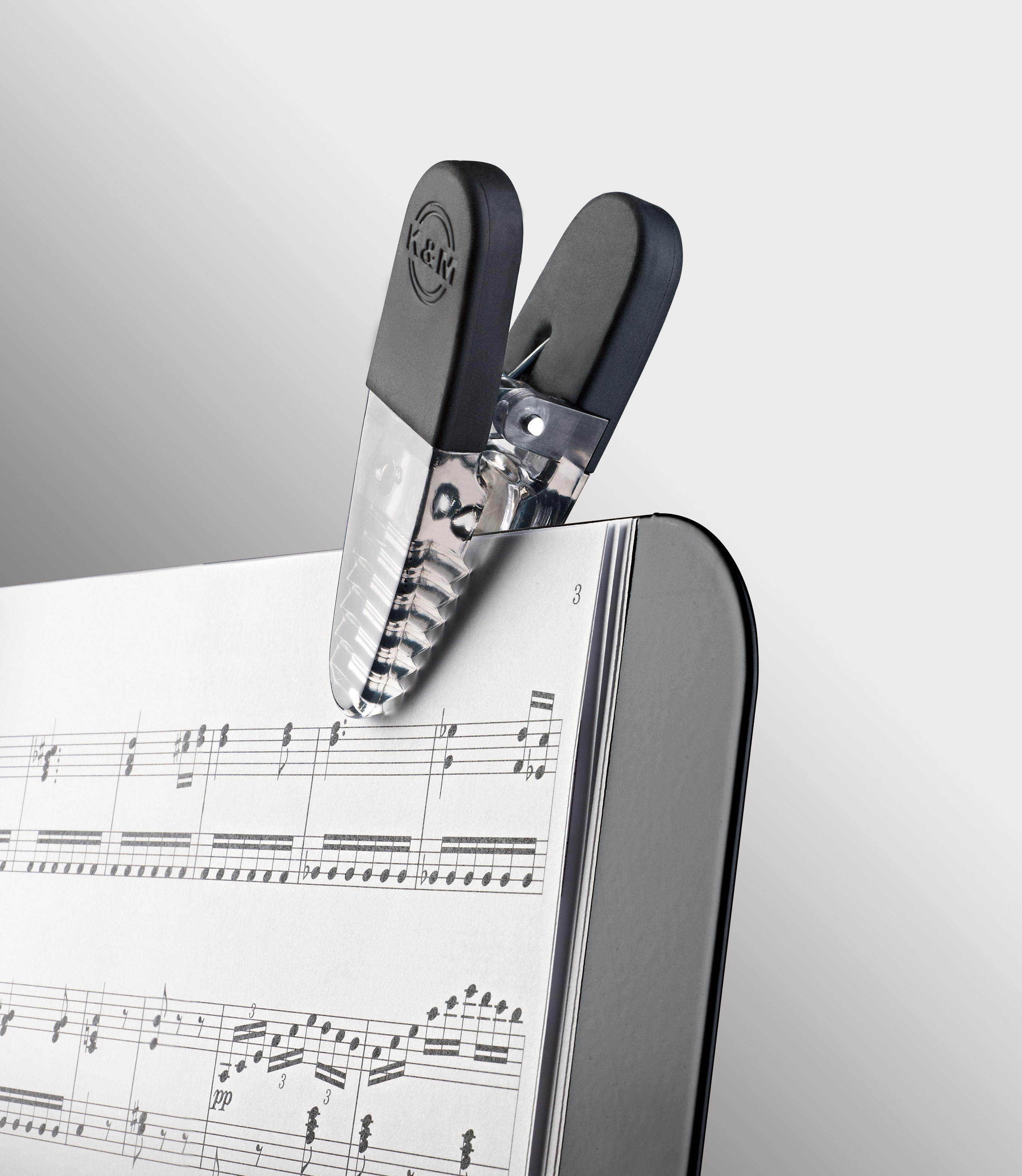 Uchwyt na nuty trzymający nuty z klipsem.