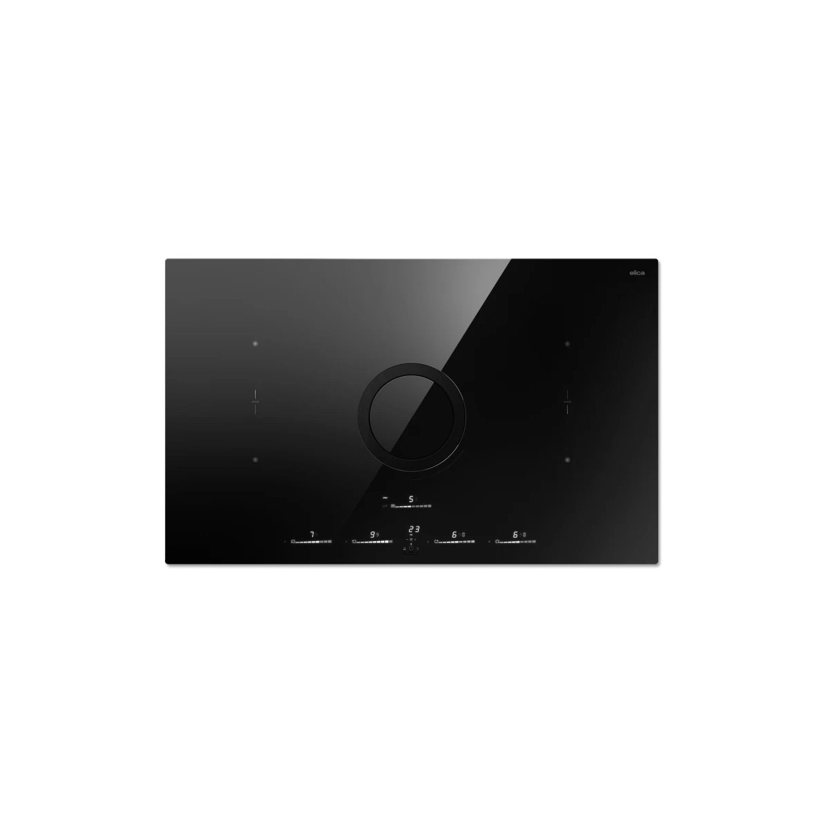 Piano cottura in vetro nero con cappa integrata. Sfondo bianco.