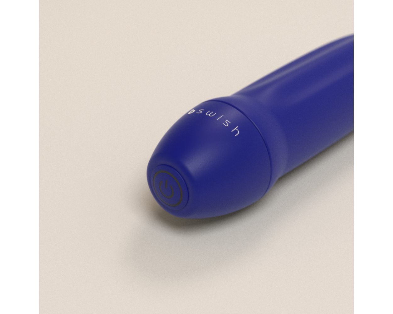 Primer plano de un vibrador azul con la palabra 'bswish' y botón de encendido en la base.