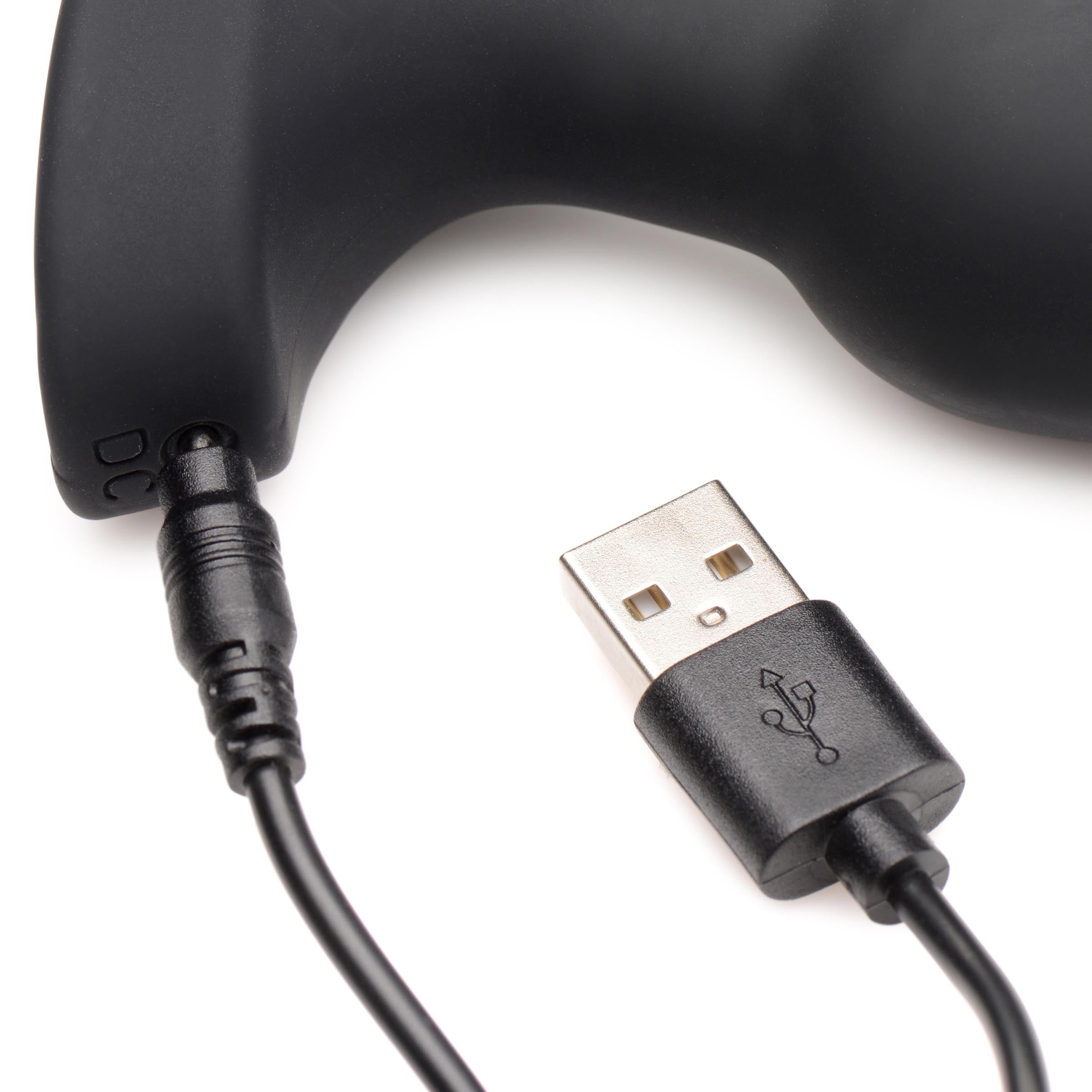 Czarny kabel USB i kabel ładujący są podłączone do czarnego urządzenia.
