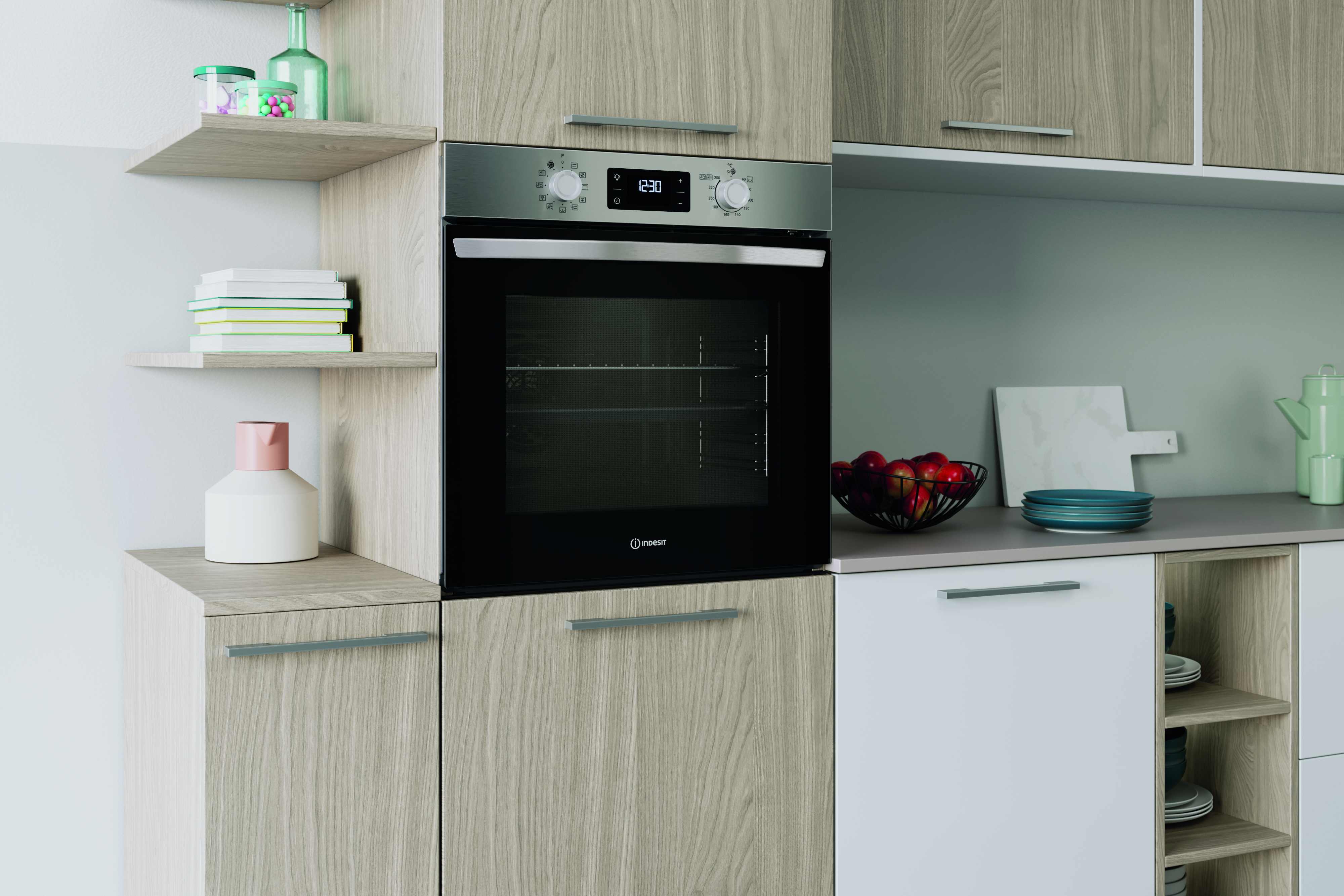 Un forno in una cucina con mobili in legno. Ci sono frutta e altri oggetti sugli scaffali.