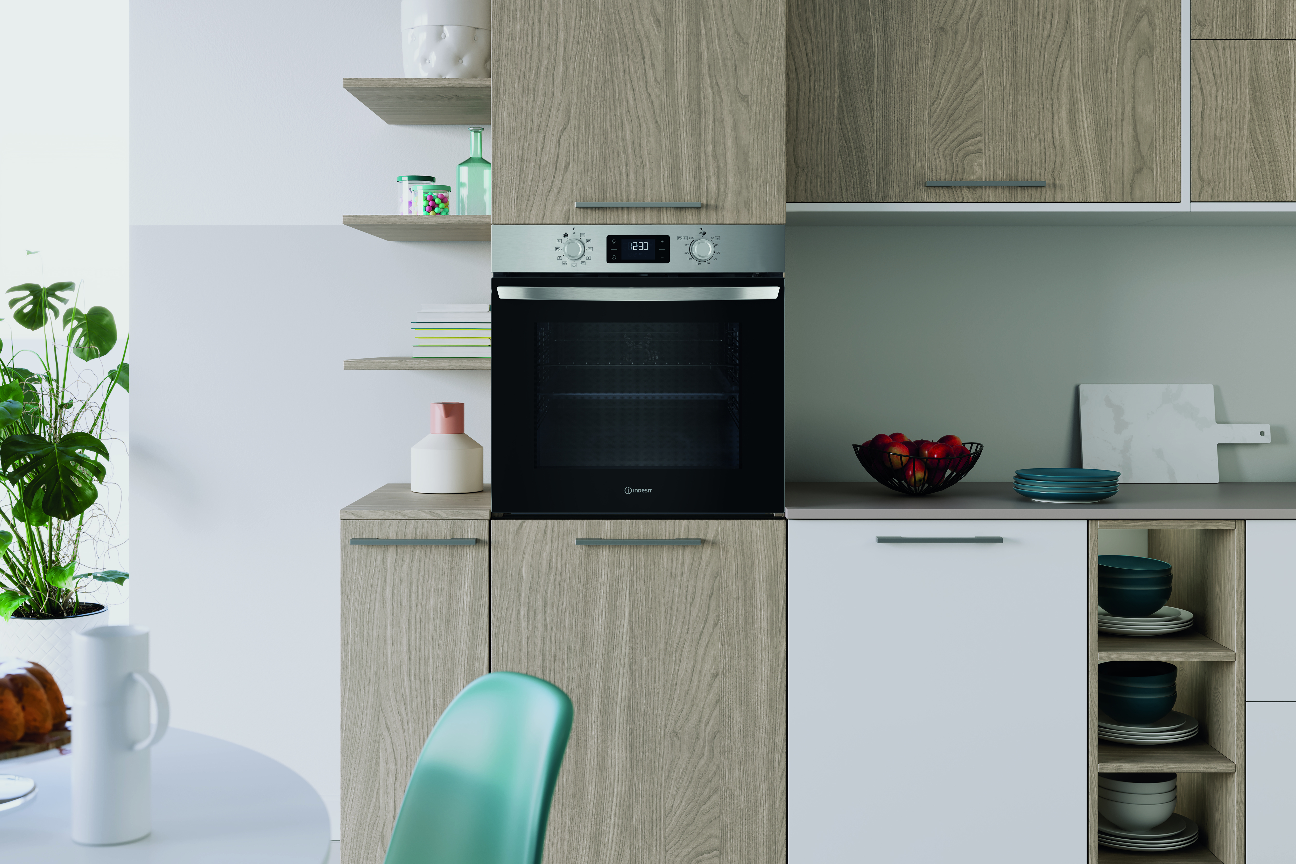 Cucina con forno ad incasso, mensole e vari elementi da cucina.