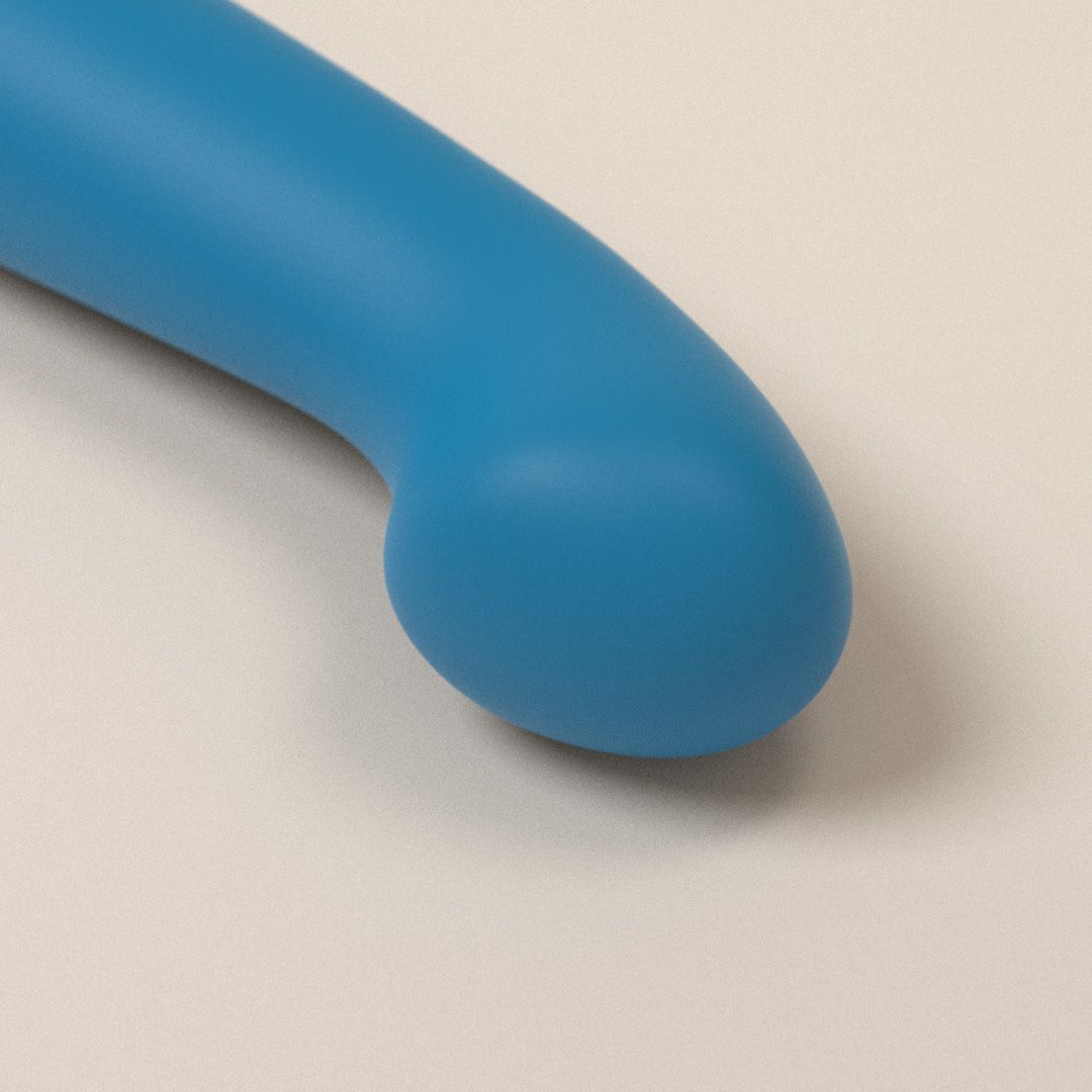 Primer plano de un juguete sexual azul. Tiene una forma curva.
