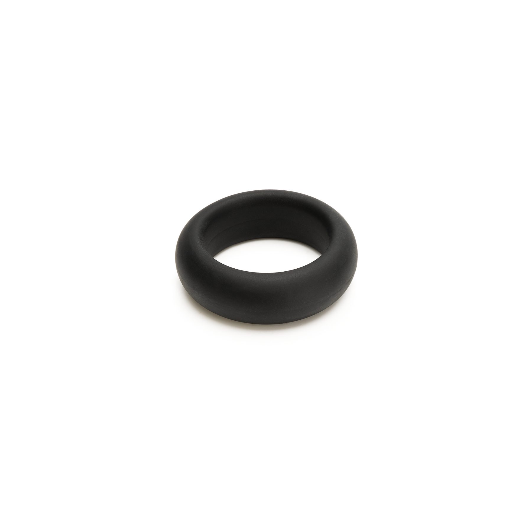 Anillo negro sobre fondo blanco. Es una forma de anillo grueso.