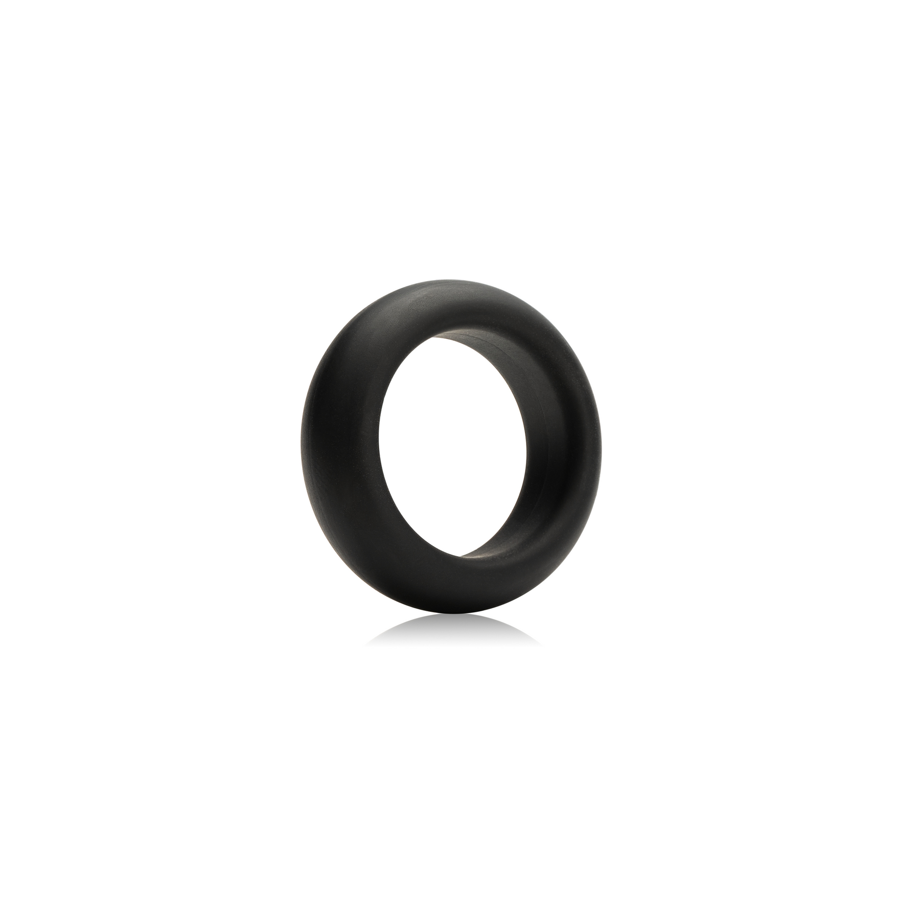 Anillo de pene de silicona negro sobre fondo blanco. Es un diseño simple y redondo.