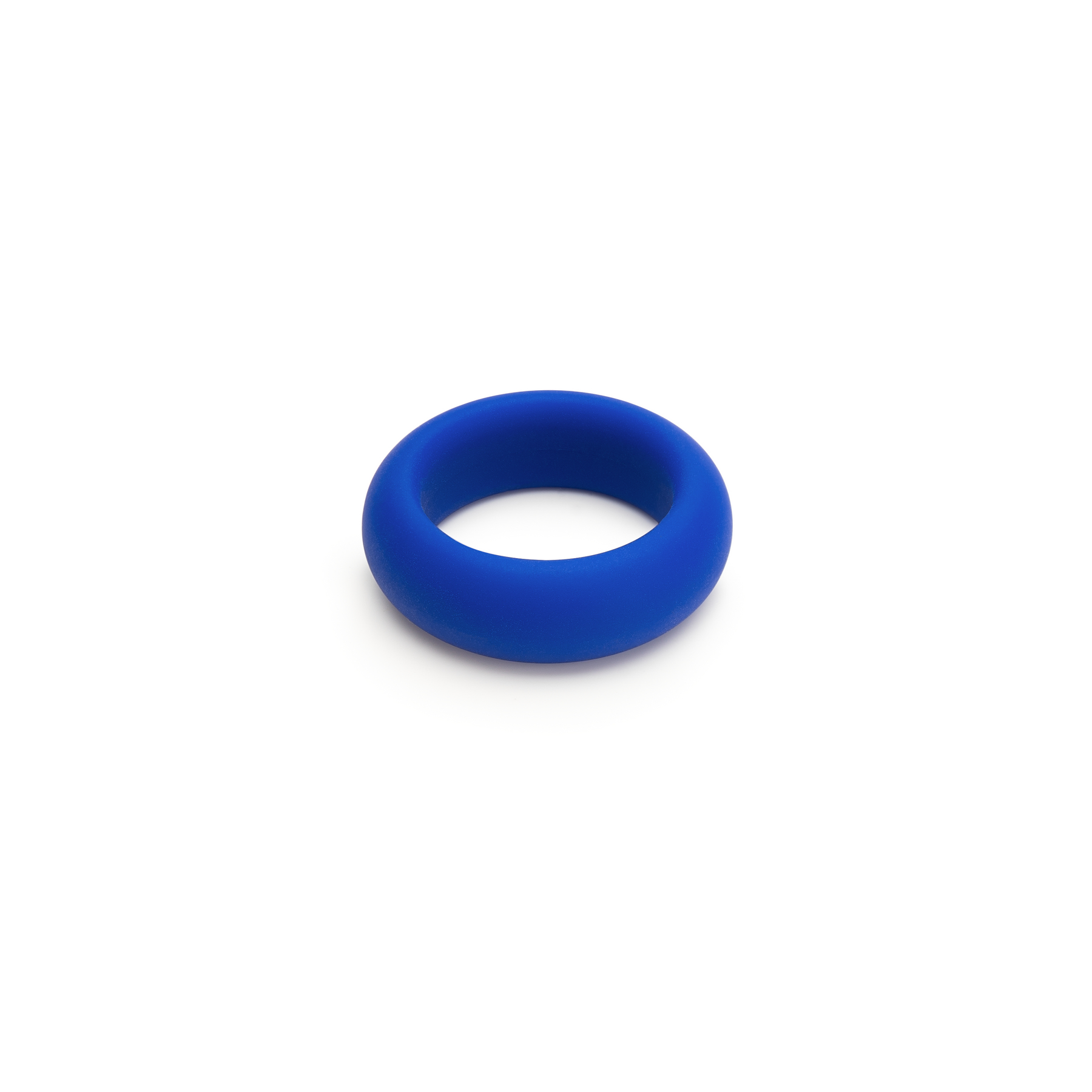 Un anillo azul, de goma, circular sobre un fondo blanco.