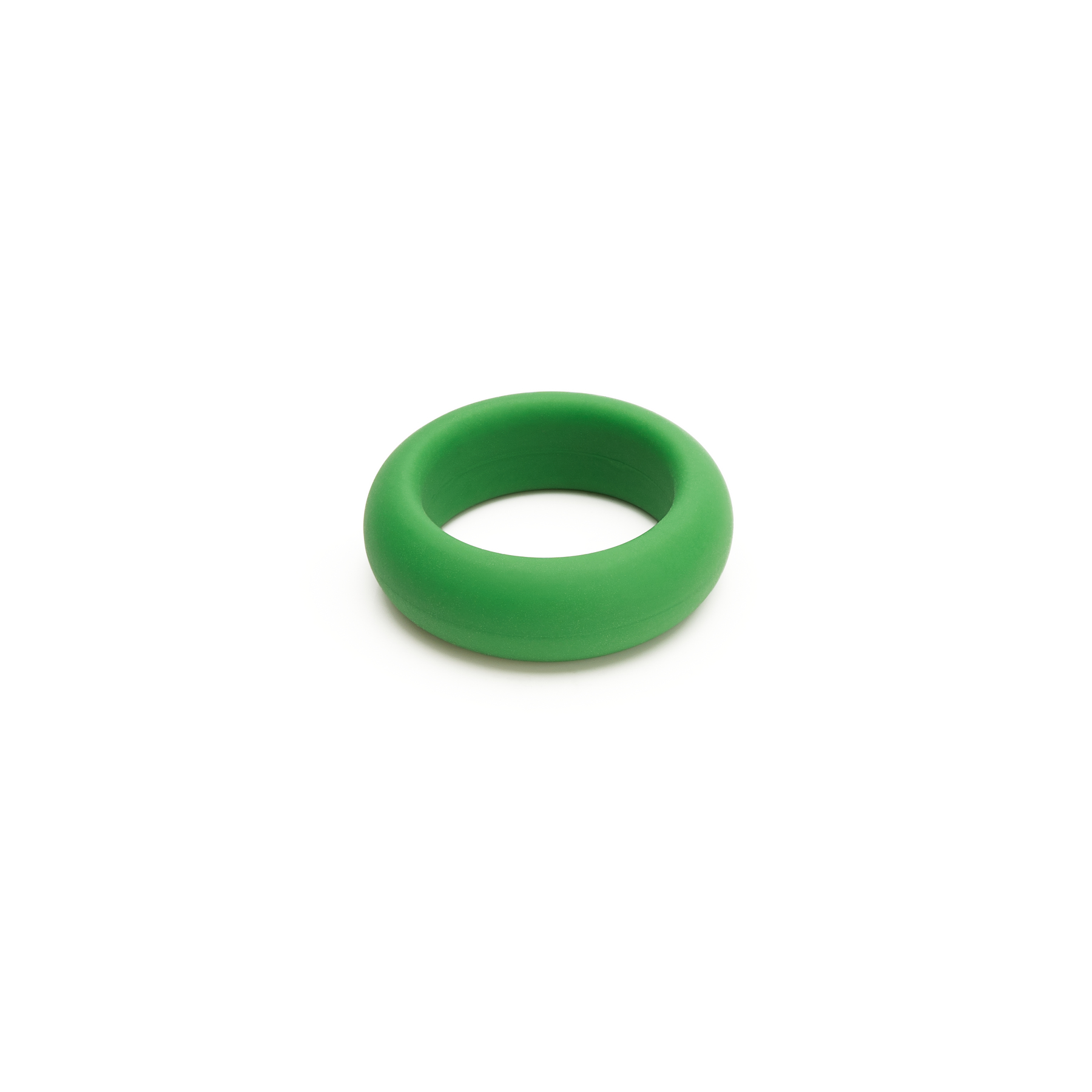 Anillo de silicona verde sobre fondo blanco. La forma es redonda.