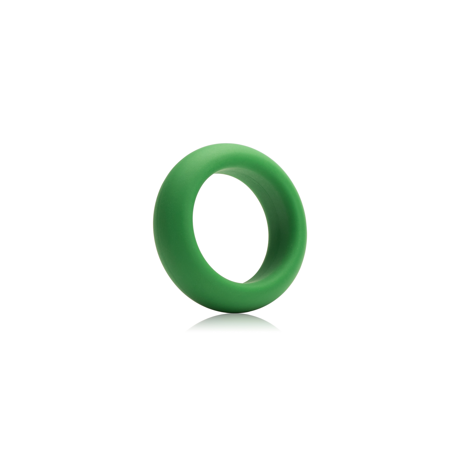 Anillo de juguete sexual verde, sobre un fondo blanco.
