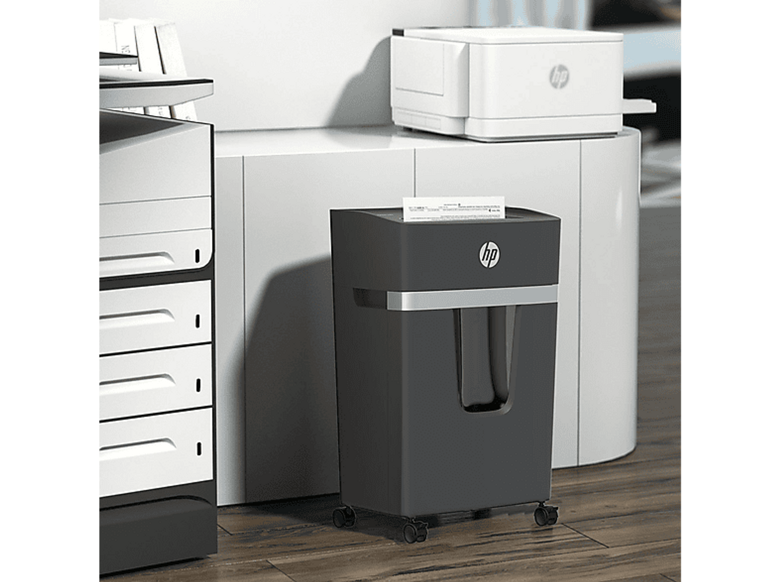 Sprzęt oświetleniowy, w tym światło, parasol i statyw.