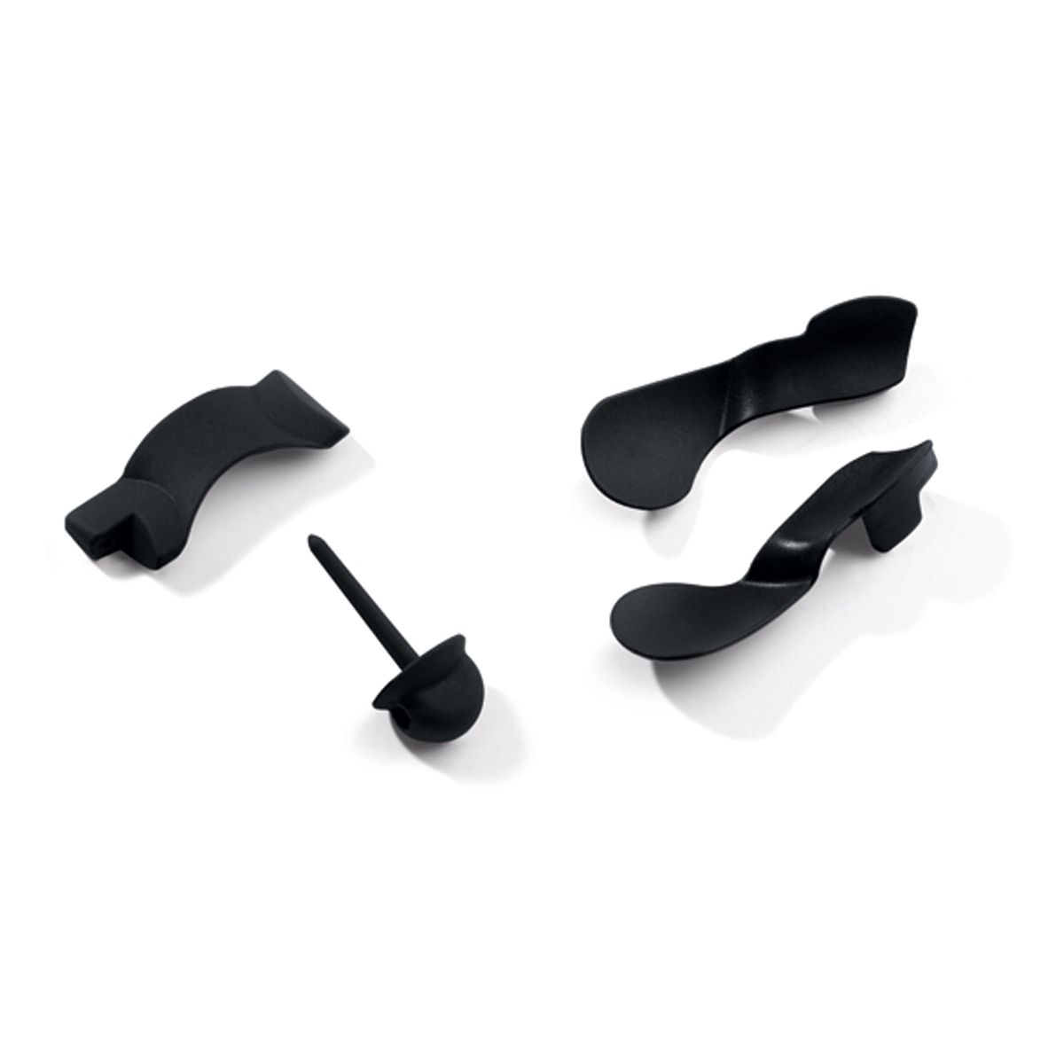 Cztery czarne elementy butów na wysokim obcasie na białym tle.