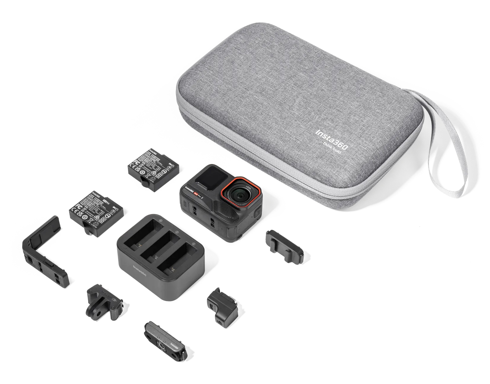 Kamera i akcesoria obok szarego etui Insta360.