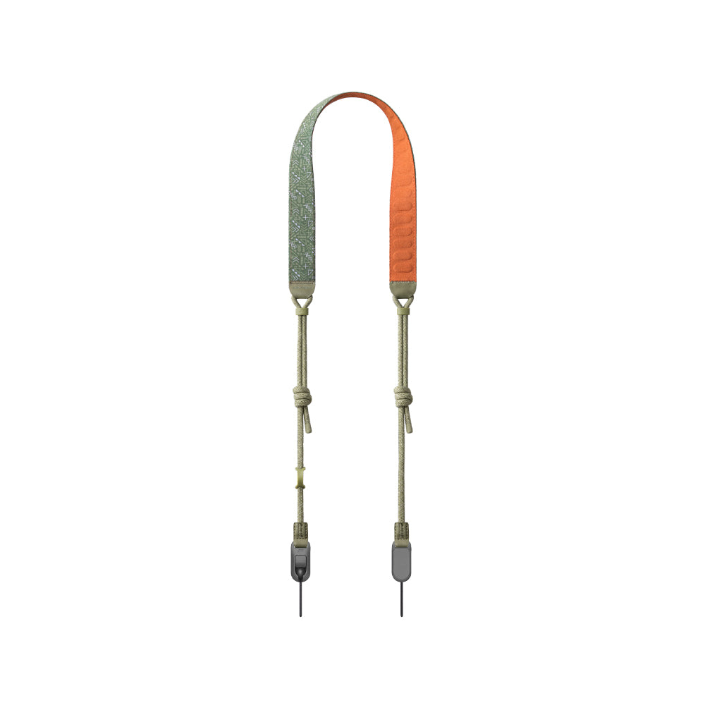 Tracolla con un design verde e arancione. Connettori neri. Sfondo bianco.