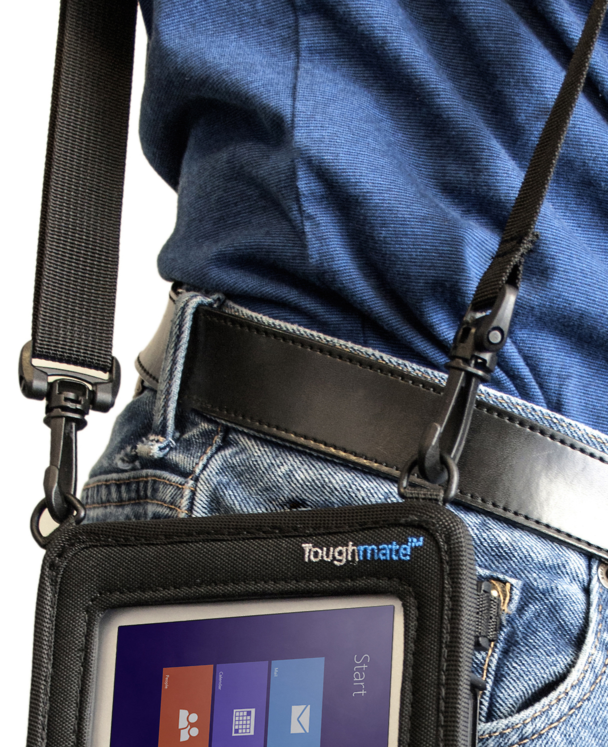 Una persona con camicia blu e jeans, con un tablet in una custodia.