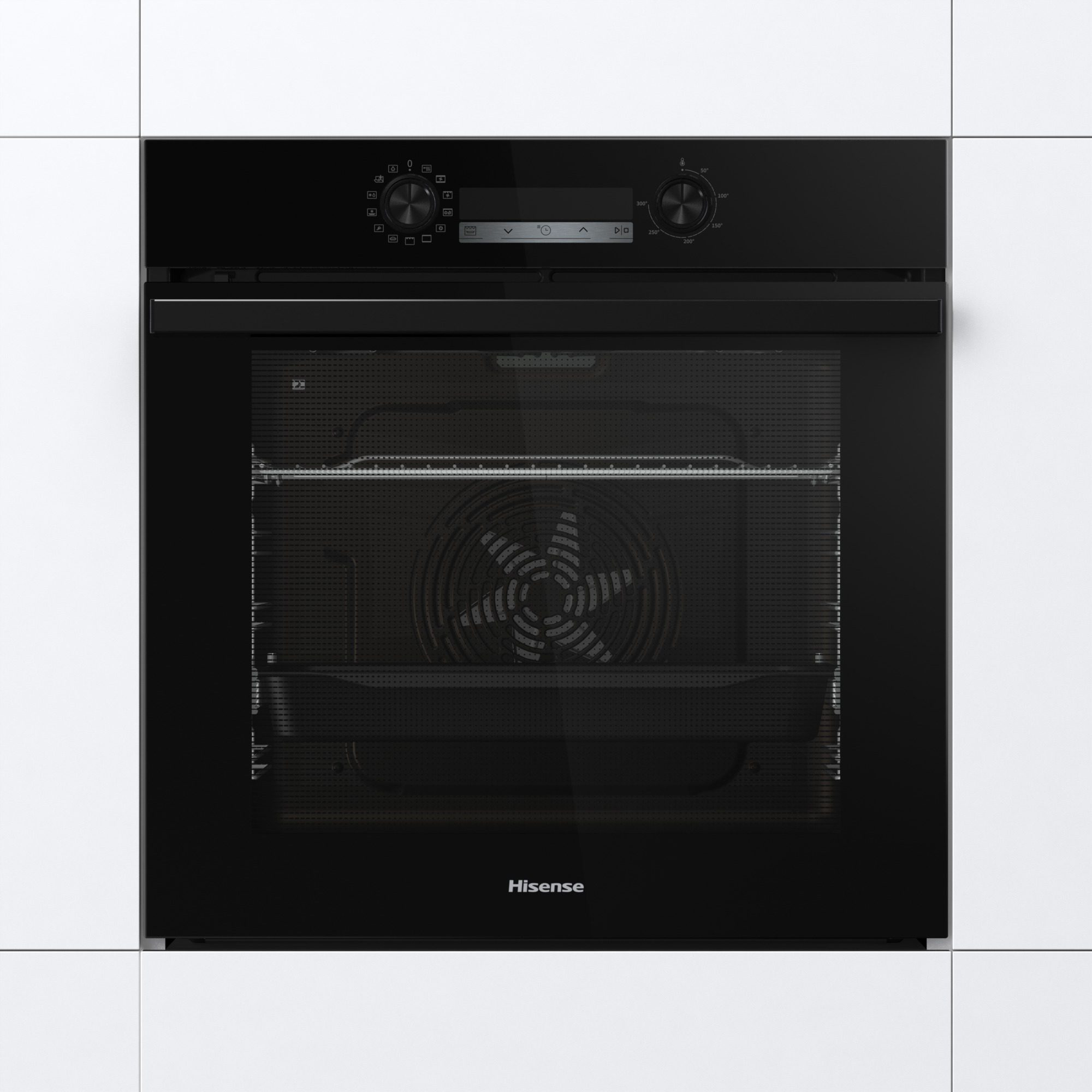 Forno a incasso nero con pannello di controllo, logo Hisense e sfondo bianco.