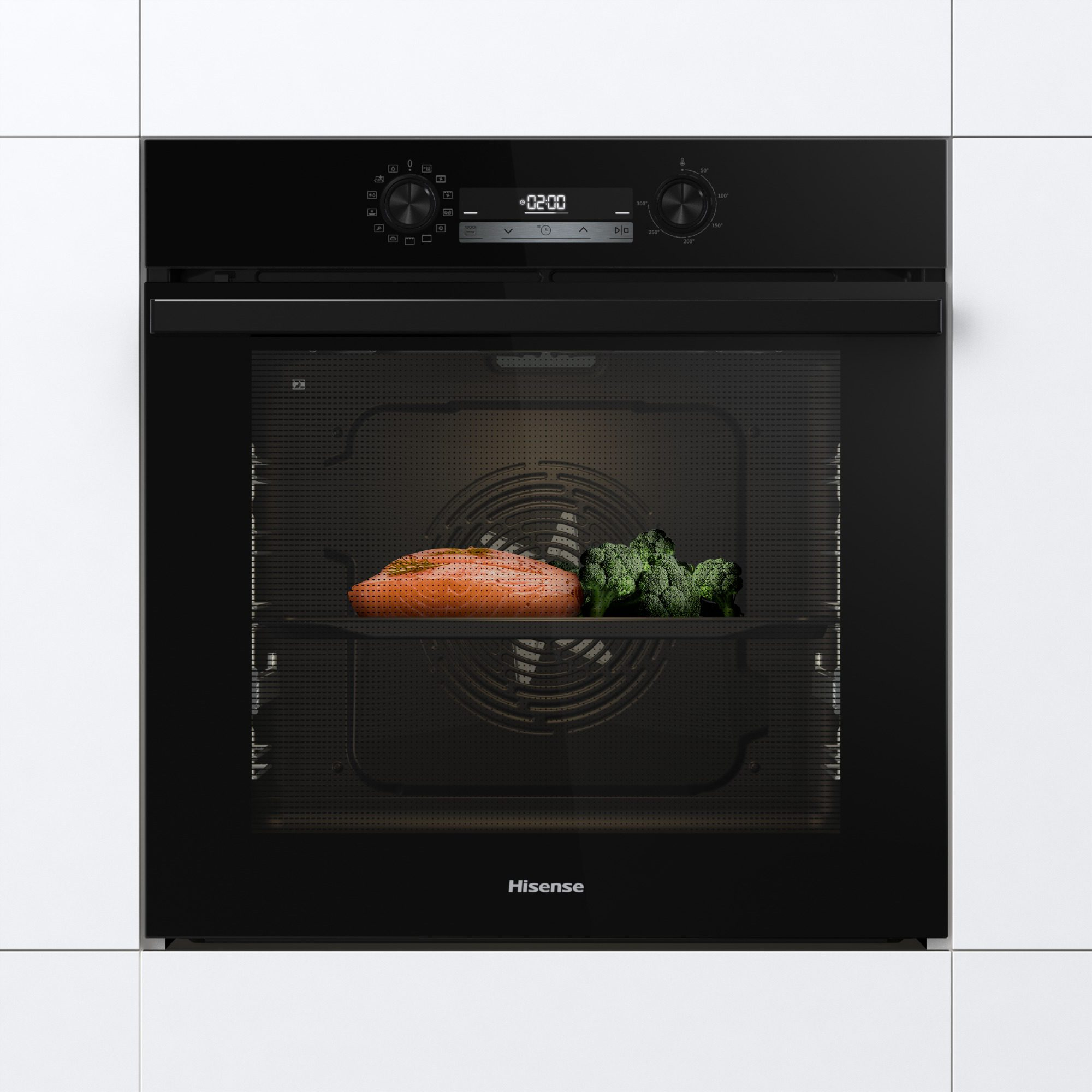 Un forno Hisense nero con salmone e broccoli all'interno. Il forno è incassato in una parete bianca.