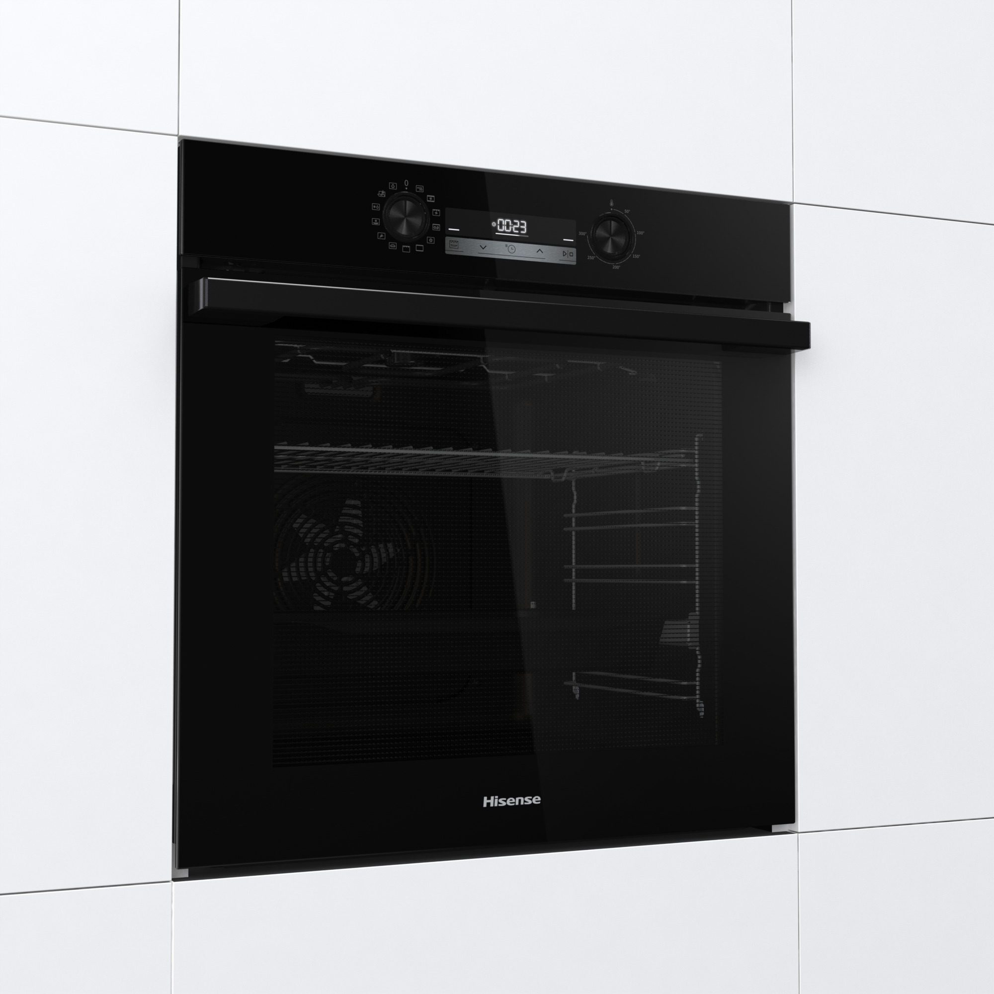 Forno Hisense nero incassato in una parete bianca. La porta del forno è chiusa con display digitale.