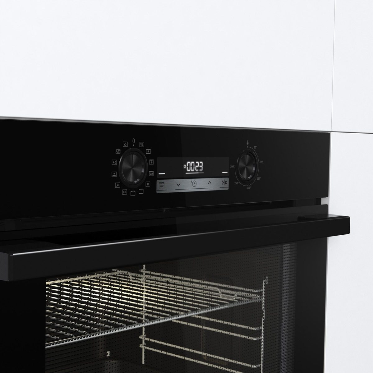 Pannello di controllo del forno nero su sfondo bianco, con display digitale e manopole.