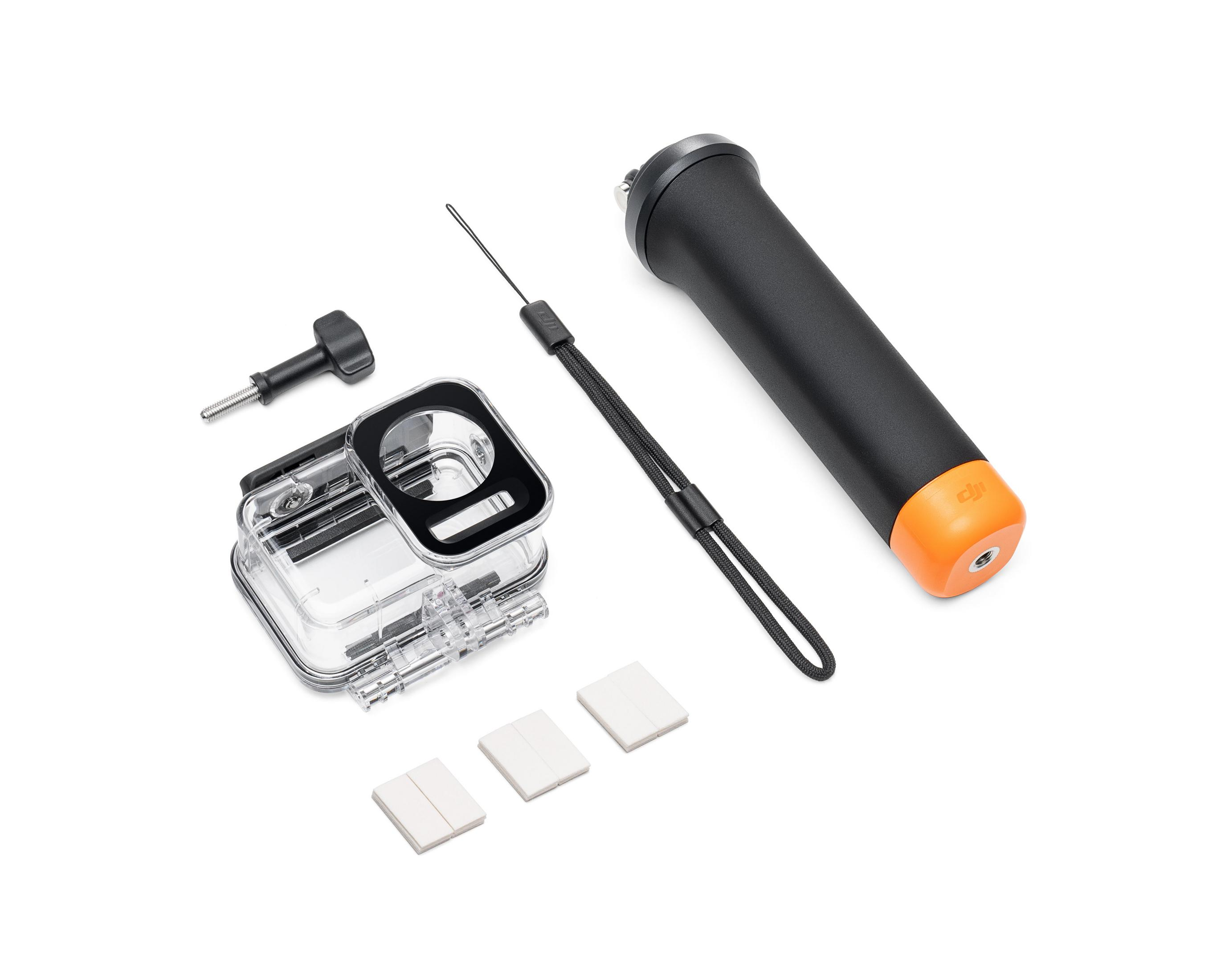 Accessori per fotocamera DJI: una custodia trasparente, un'impugnatura e dei cuscinetti adesivi.
