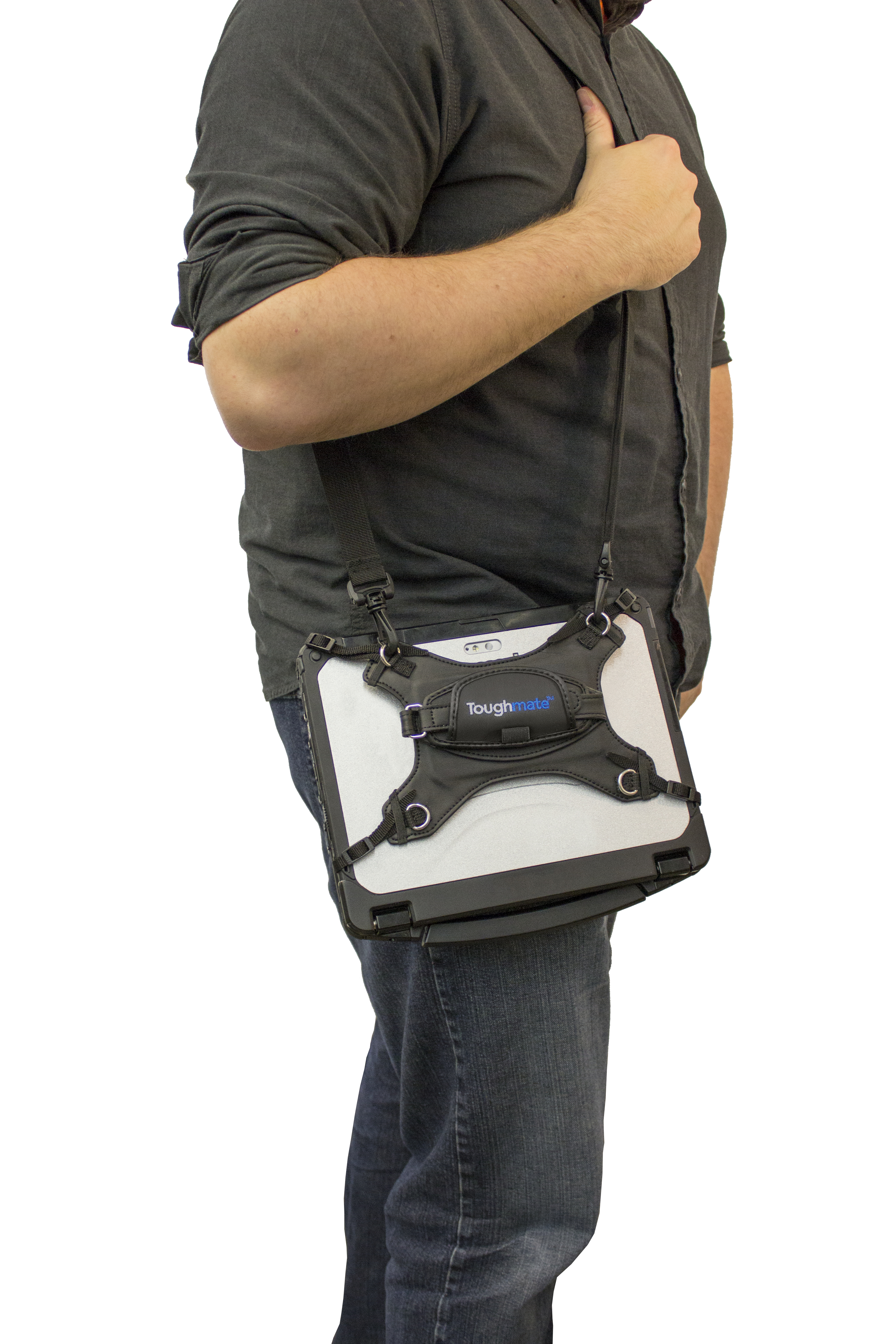 Un uomo con camicia grigia e jeans blu porta un tablet in una custodia nera.