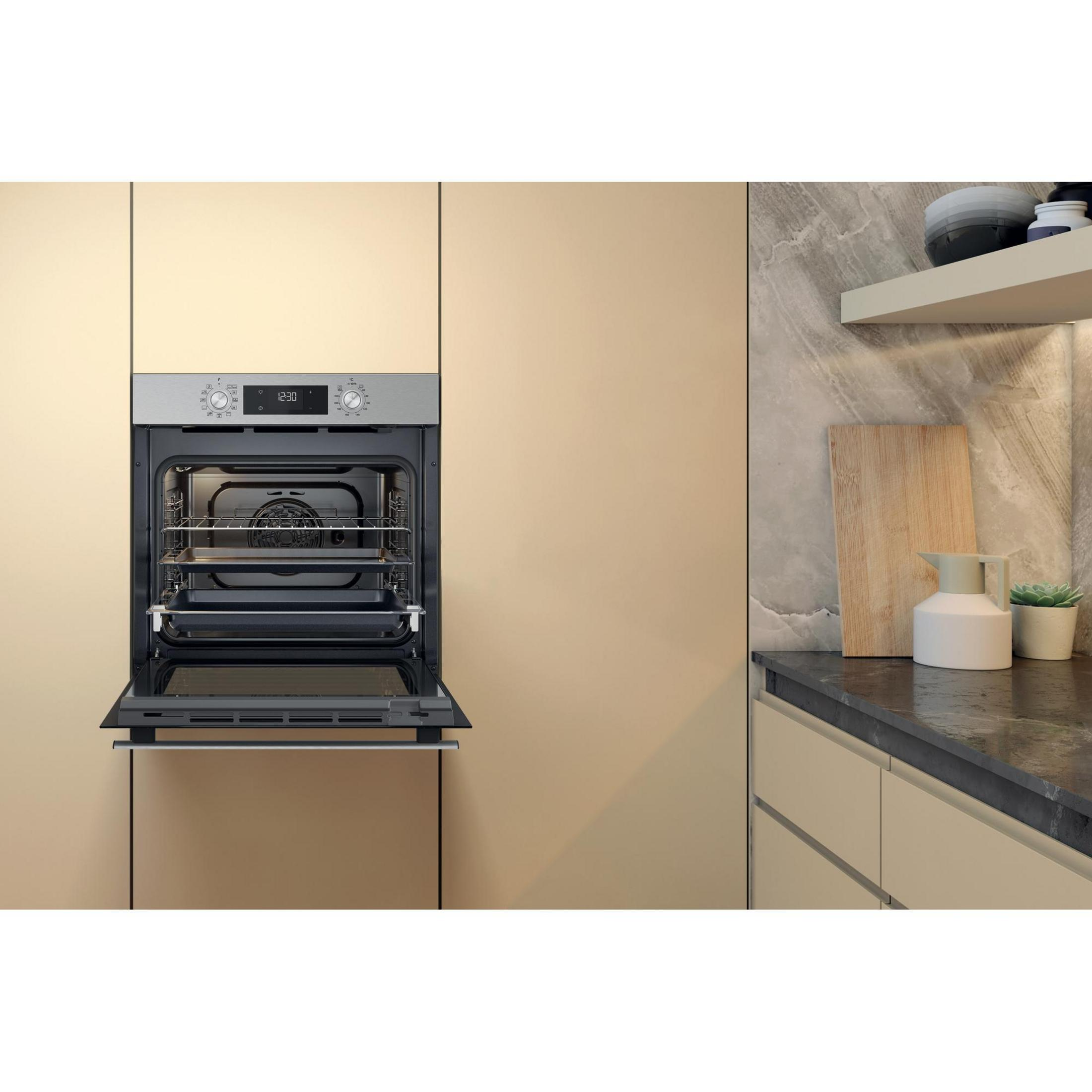 Kücheninterieur mit geöffneter Backofentür. Beige Wände und Schränke, mit Arbeitsplatte und Dekor.