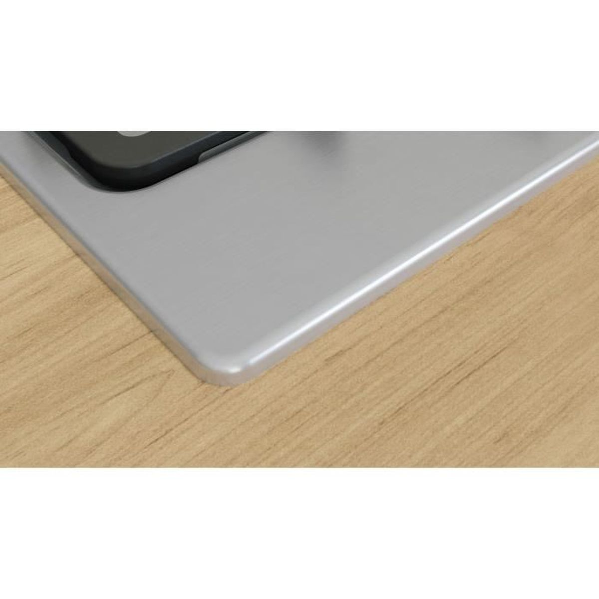 Zbliżenie na powierzchnię ze stali nierdzewnej z drewnianym blatem.