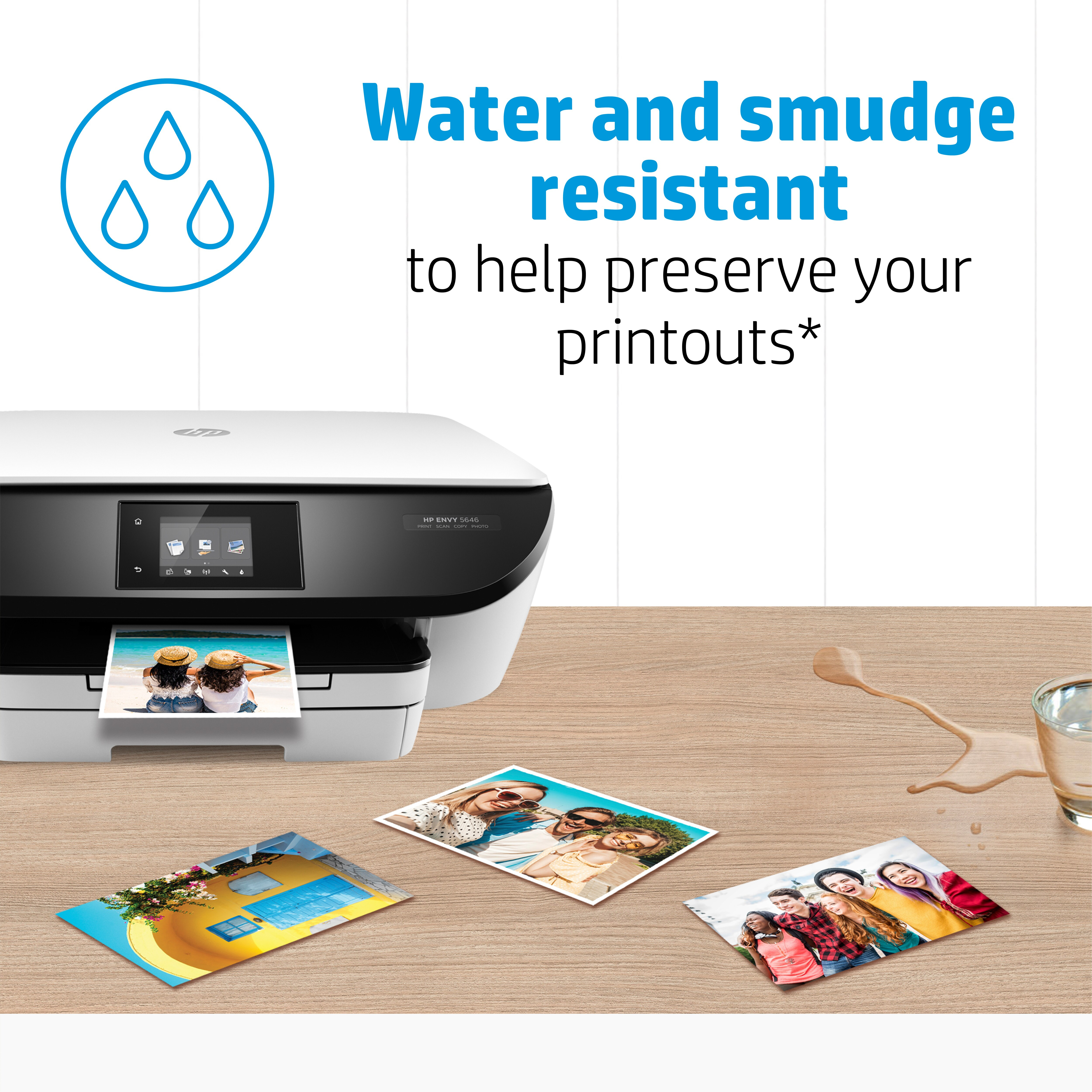 Drukarka HP ze zdjęciami, rozlanym płynem i tekstem o odporności na wodę i rozmazywanie.