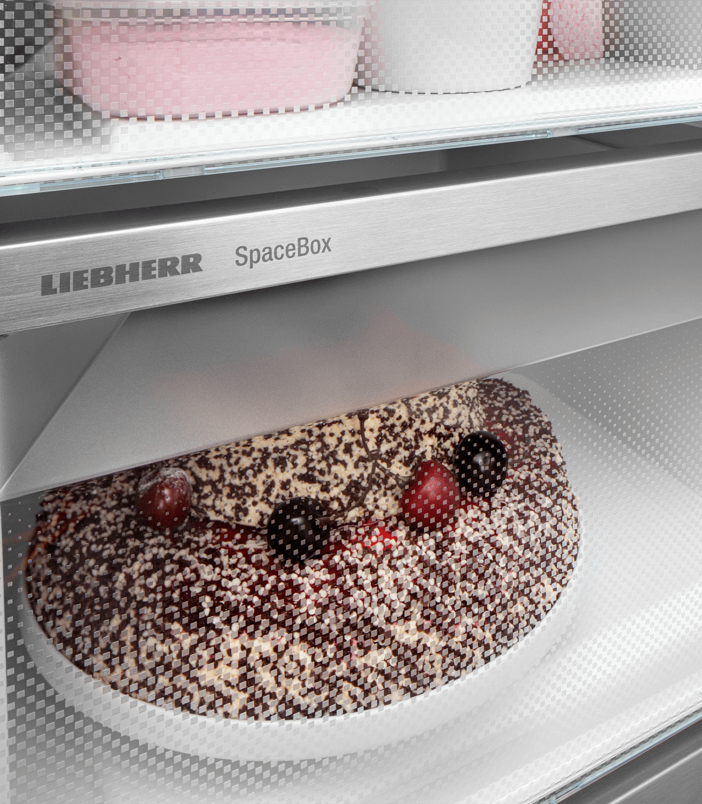 Kuchen in Liebherr SpaceBox. Schokoladenkuchen mit Kirschen. Weiß glasierte Oberfläche.