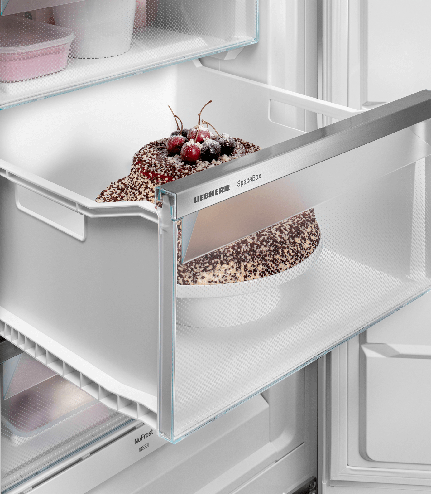 Kuchen in einer Liebherr SpaceBox Schublade. Ein Schokoladenkuchen mit roten Kirschen.