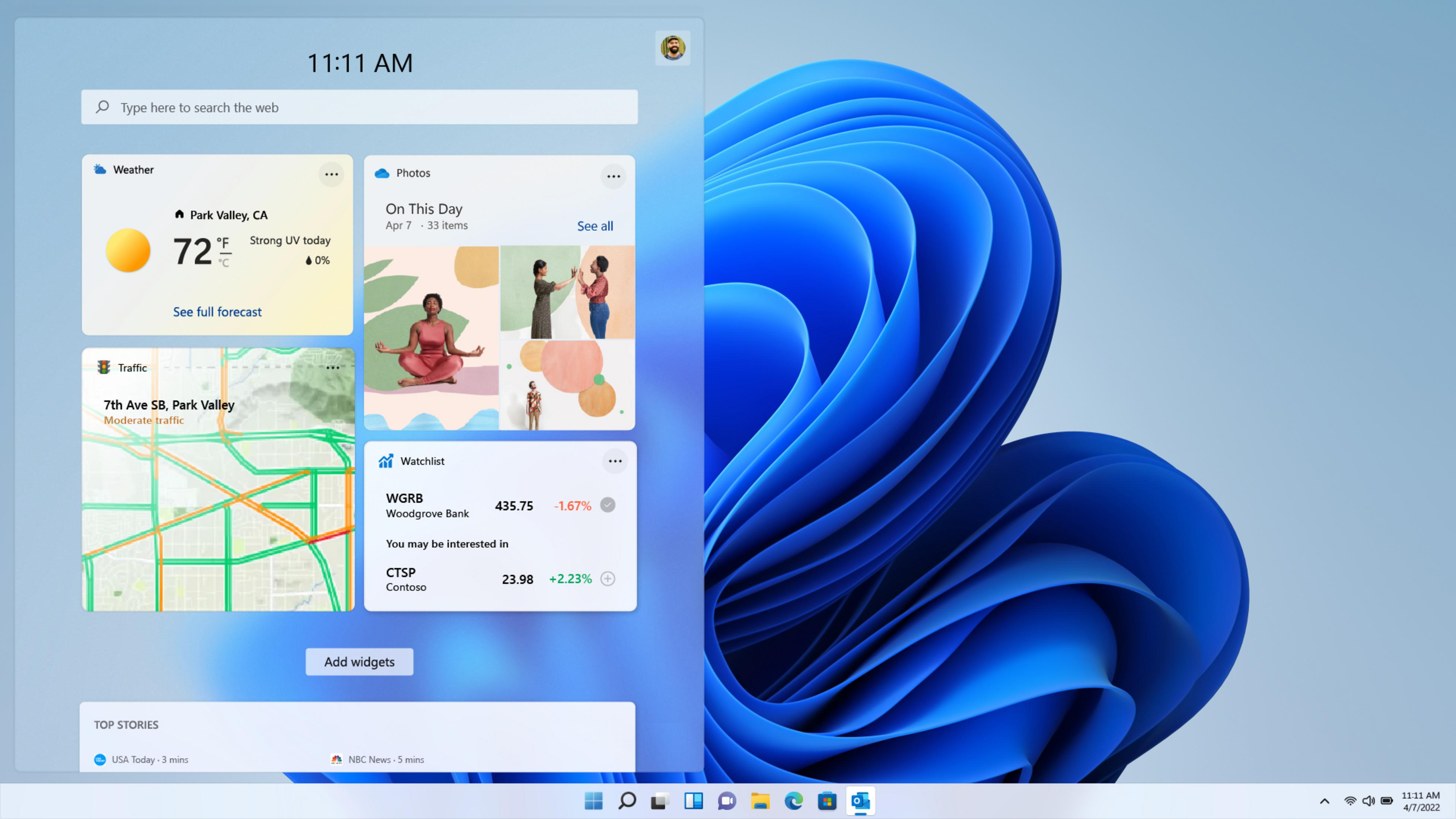 Widżety Windows 11 na niebieskim falistym tle, pokazujące pogodę i zdjęcia.