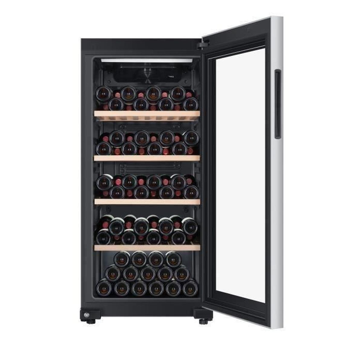 Frigorifero per vini con la porta aperta. File di bottiglie di vino su scaffali di legno sono visibili all'interno.