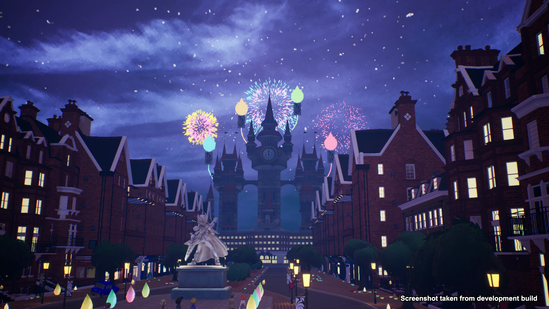 Scena miejska z fajerwerkami i budynkami. Posąg znajduje się na pierwszym planie.