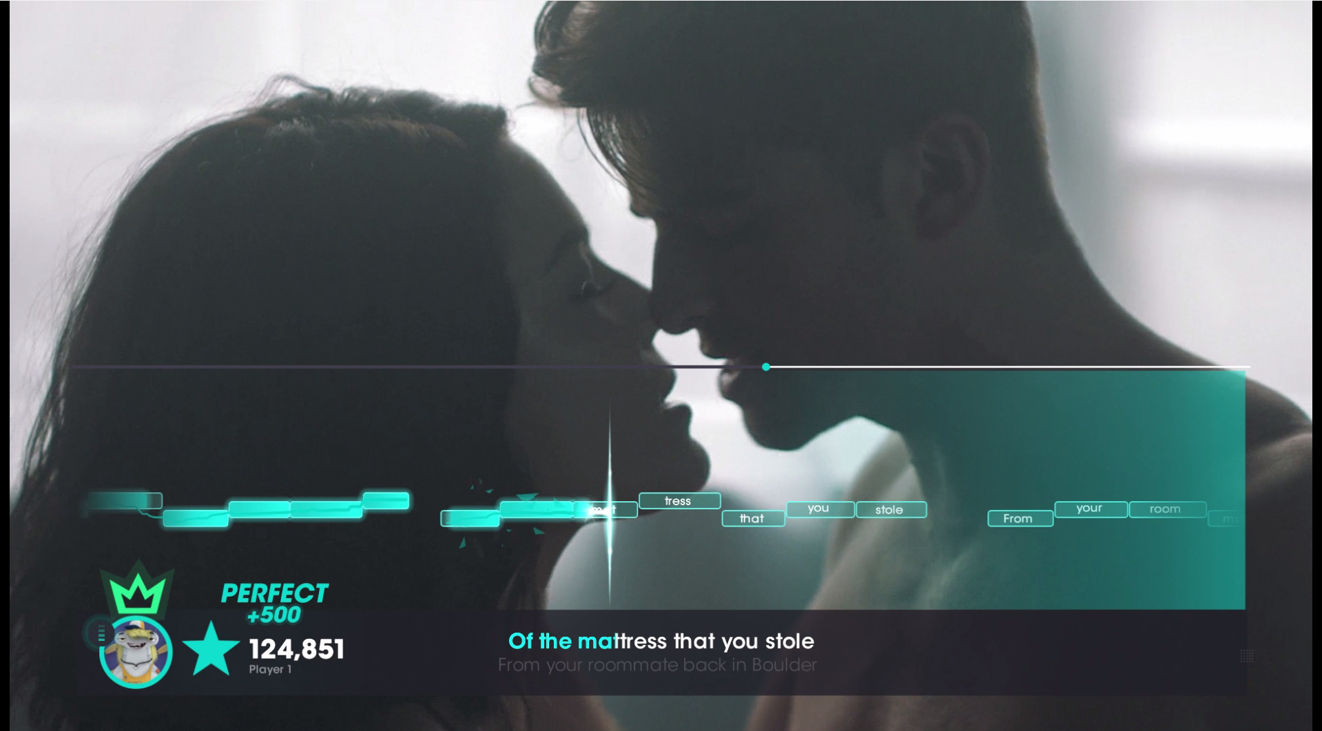 Para całuje się. Tekst na ekranie z gry karaoke z tekstem piosenki.