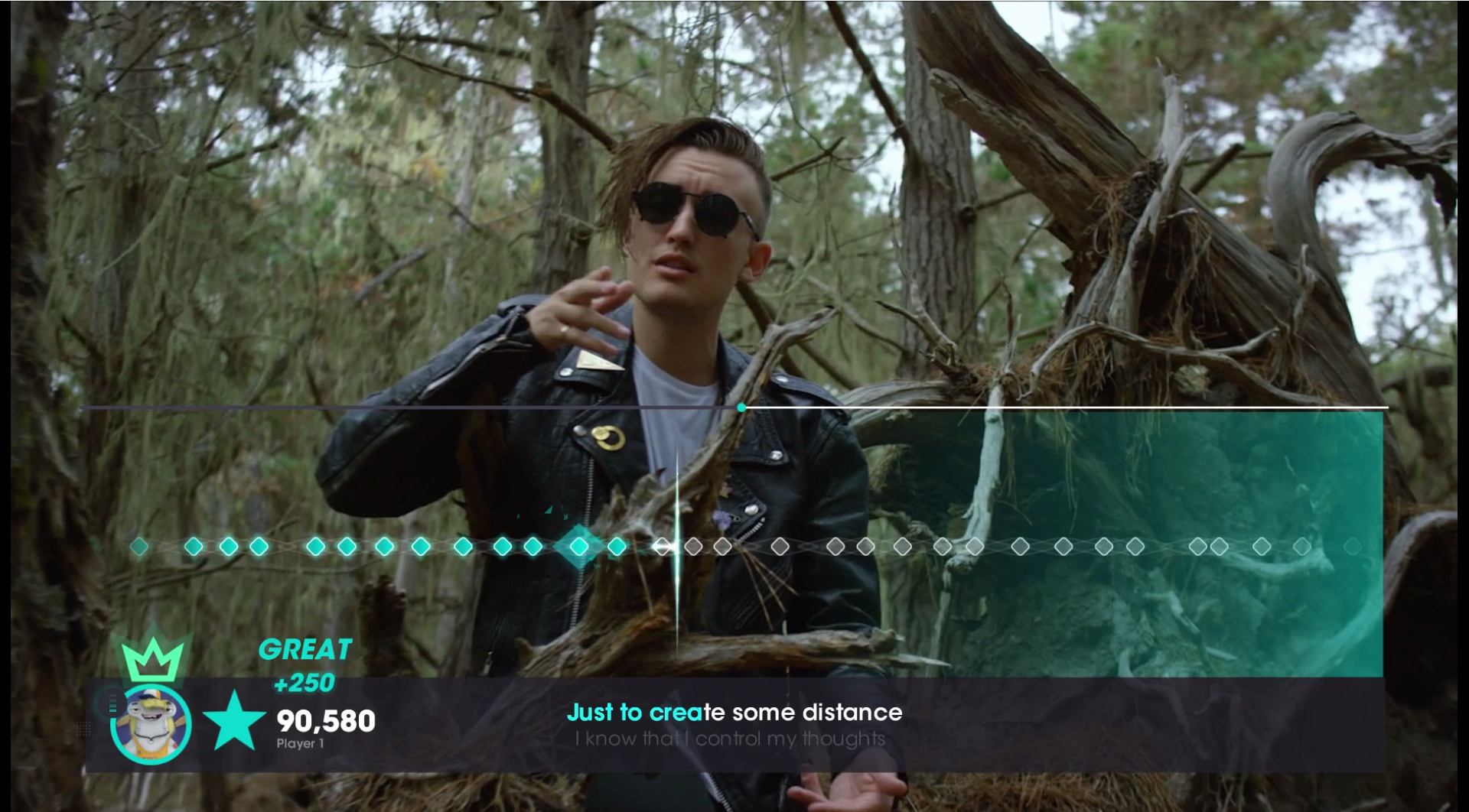 Mężczyzna śpiewa w lesie. Interfejs gry z wynikiem i tekstem piosenki.