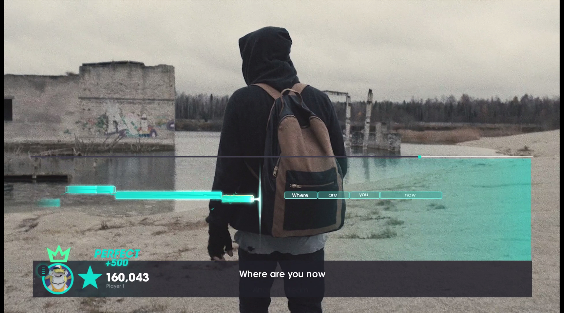 Osoba przed zrujnowanym budynkiem z interfejsem gry wyświetlającym tekst i wynik.