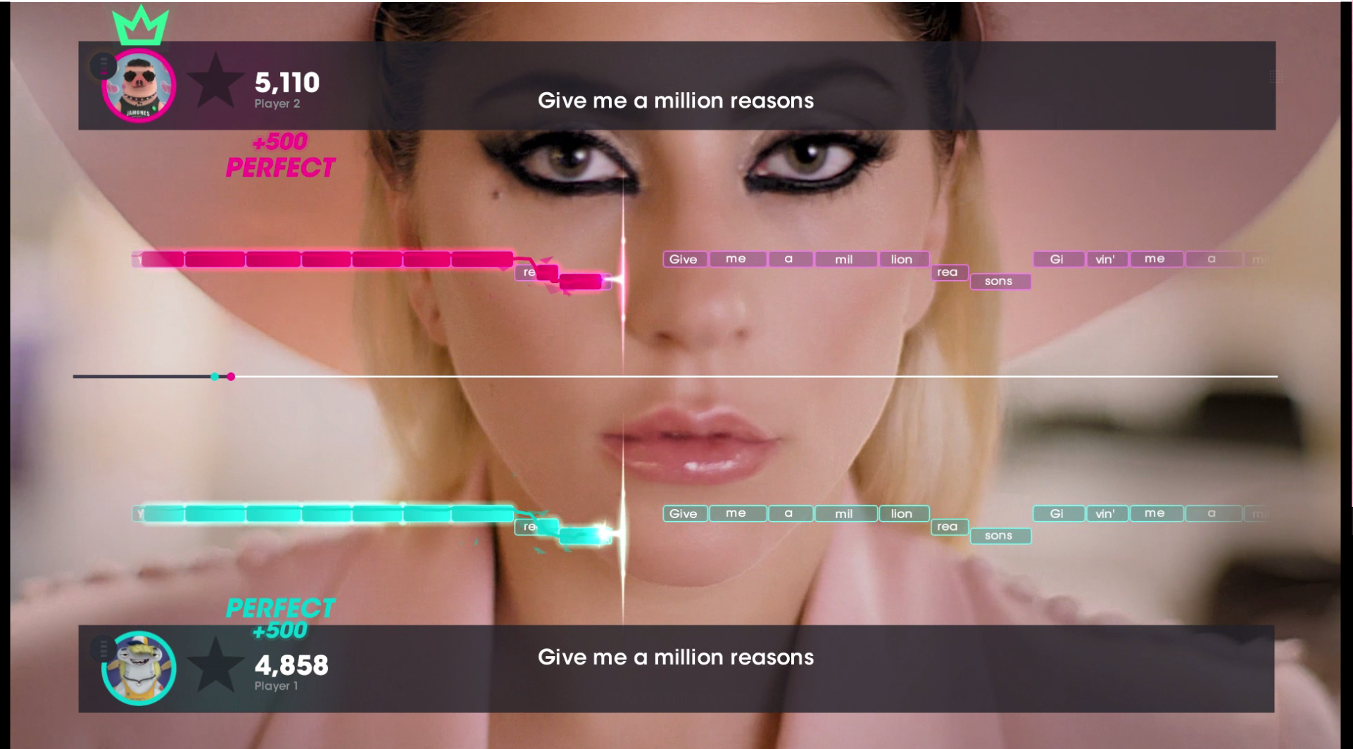 Lady Gaga śpiewa. Interfejs gry wyświetla tekst i wynik. Różowe tło.