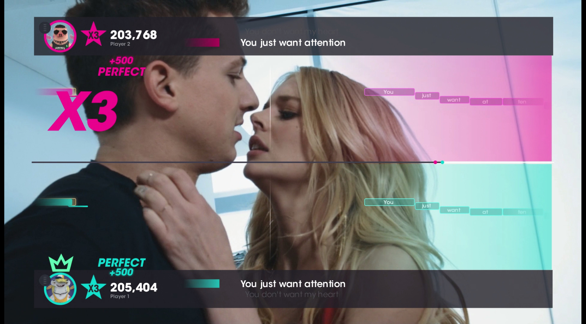 Dwóch piosenkarzy całuje się. Interfejs gry z wynikami i tekstem piosenki.