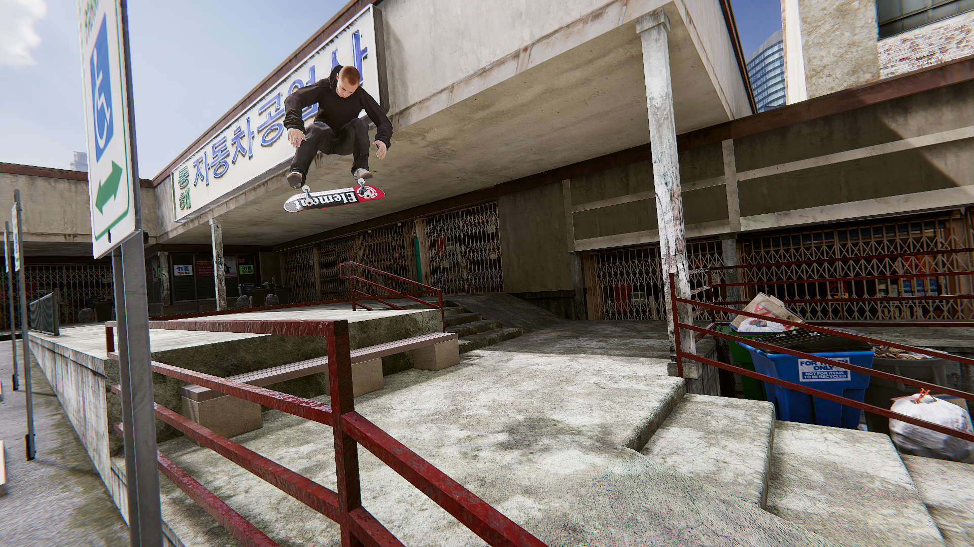 Skejtboardzista skaczący nad gzymsem. Scena miejska z budynkami i niebieskim niebem.