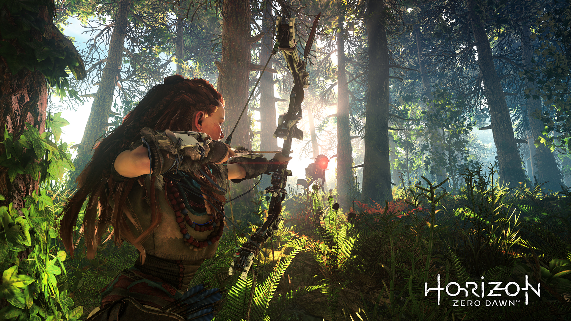 Obraz z gry: Kobieta z łukiem i strzałą w lesie, celująca w maszynopodobne stworzenie. Horizon Zero Dawn.